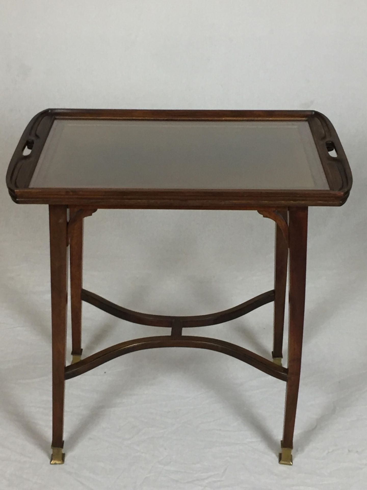 Jugendstil-Tabletttisch - um 1900, Mahagoni, rechteckige Tischplatte auf vier konischen Beinen,