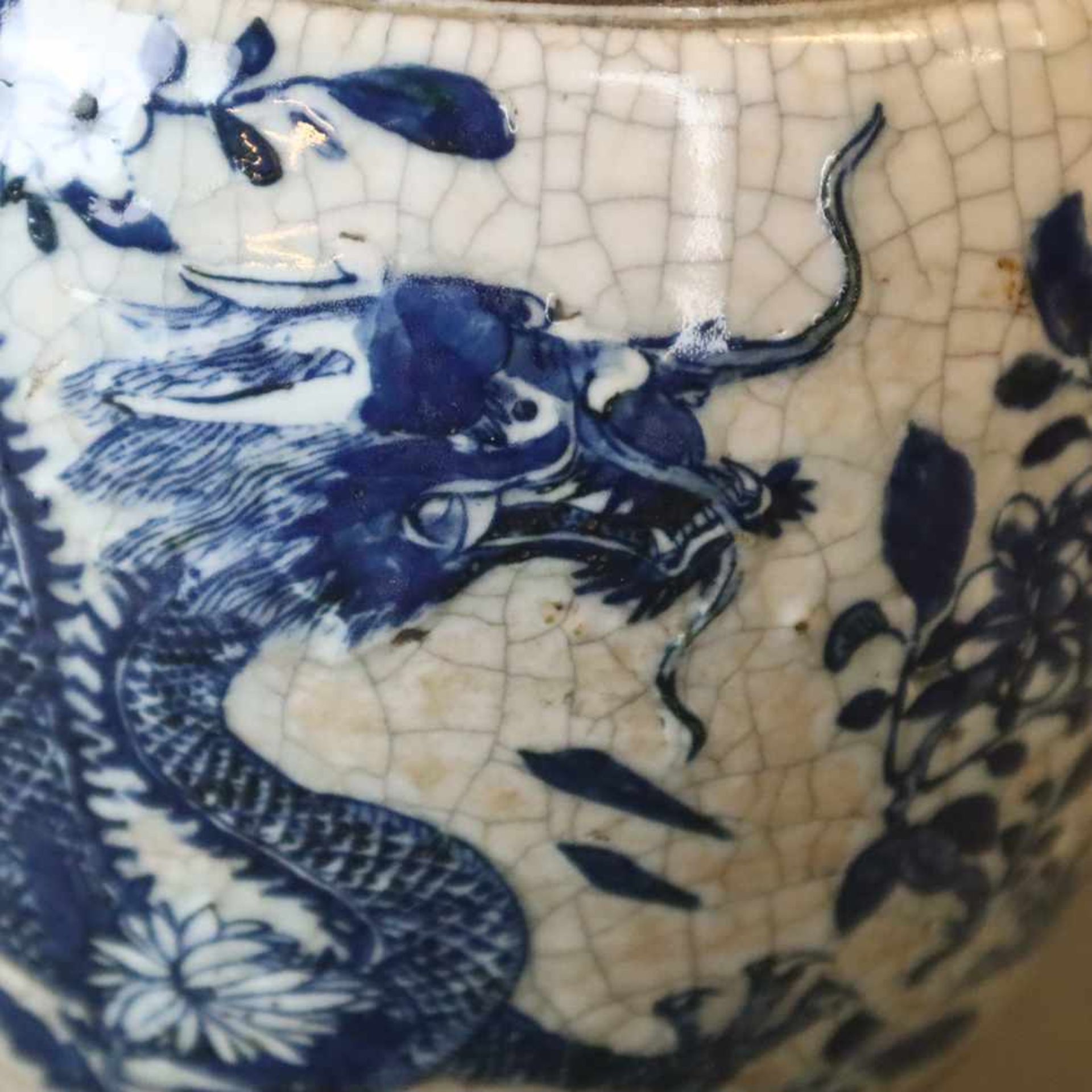 Balustervase - China, feine Handbemalung in Blau mit Drachen- und Blütenmotiven, gräuliche Glasur - Bild 7 aus 10