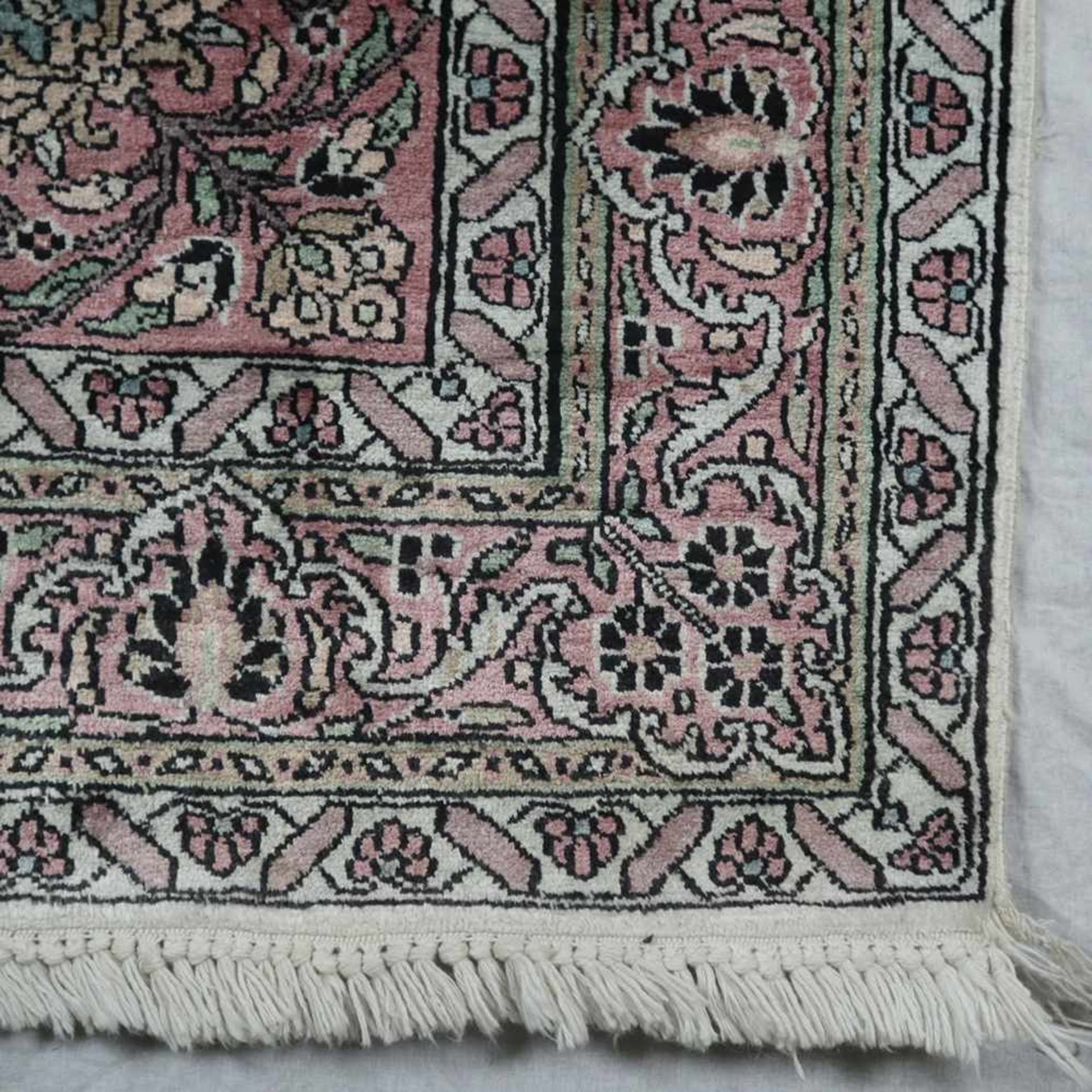 Orientteppich - Seidenteppich (wohl Kunstseide), Muster mit Pflanzen und Vögeln in zarten - Bild 5 aus 9