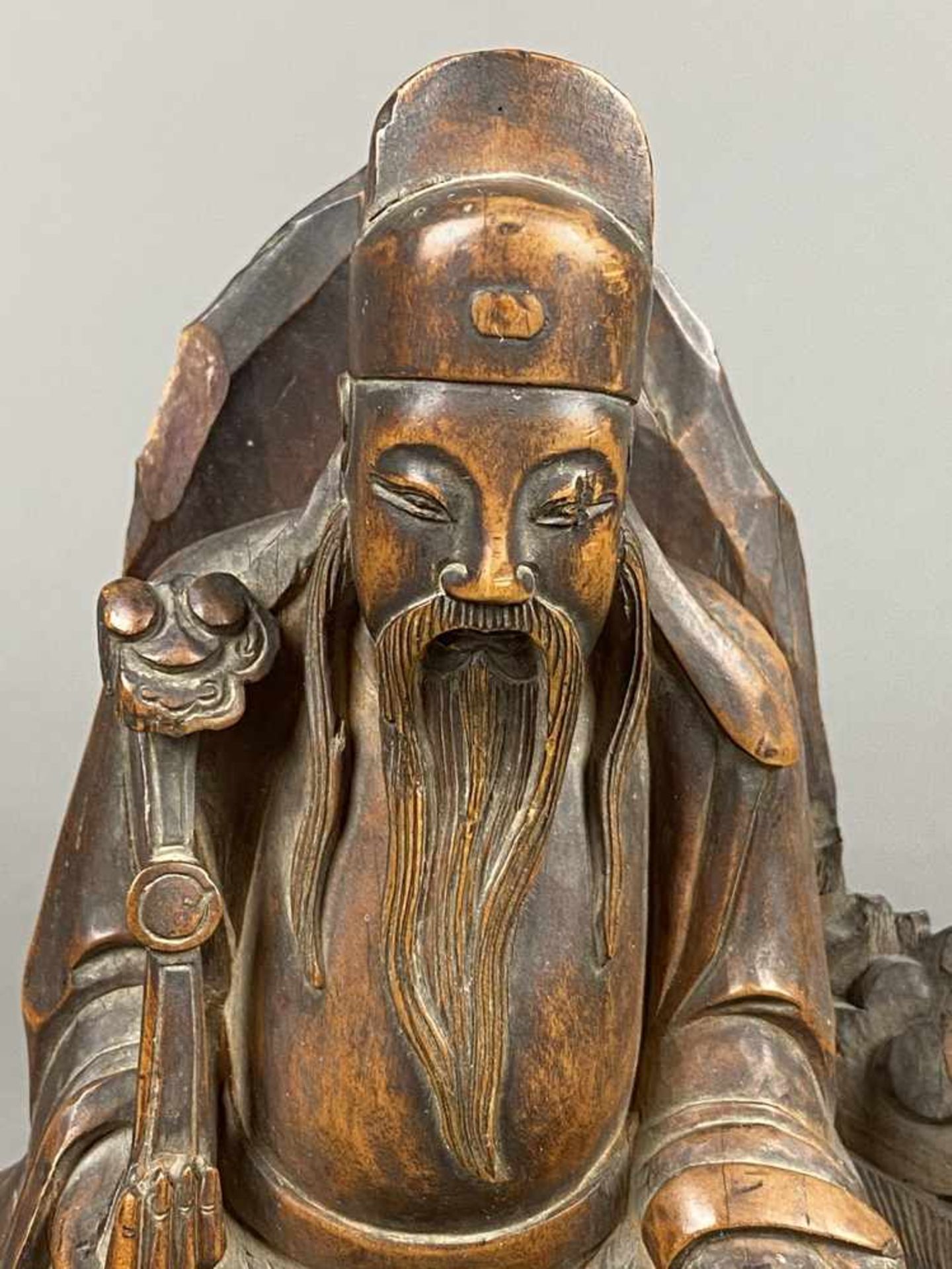 Daoistischer Unsterblicher mit Ruyi-Zepter - China, späte Qing-Dynastie, feine Holzschnitzerei, - Bild 2 aus 8