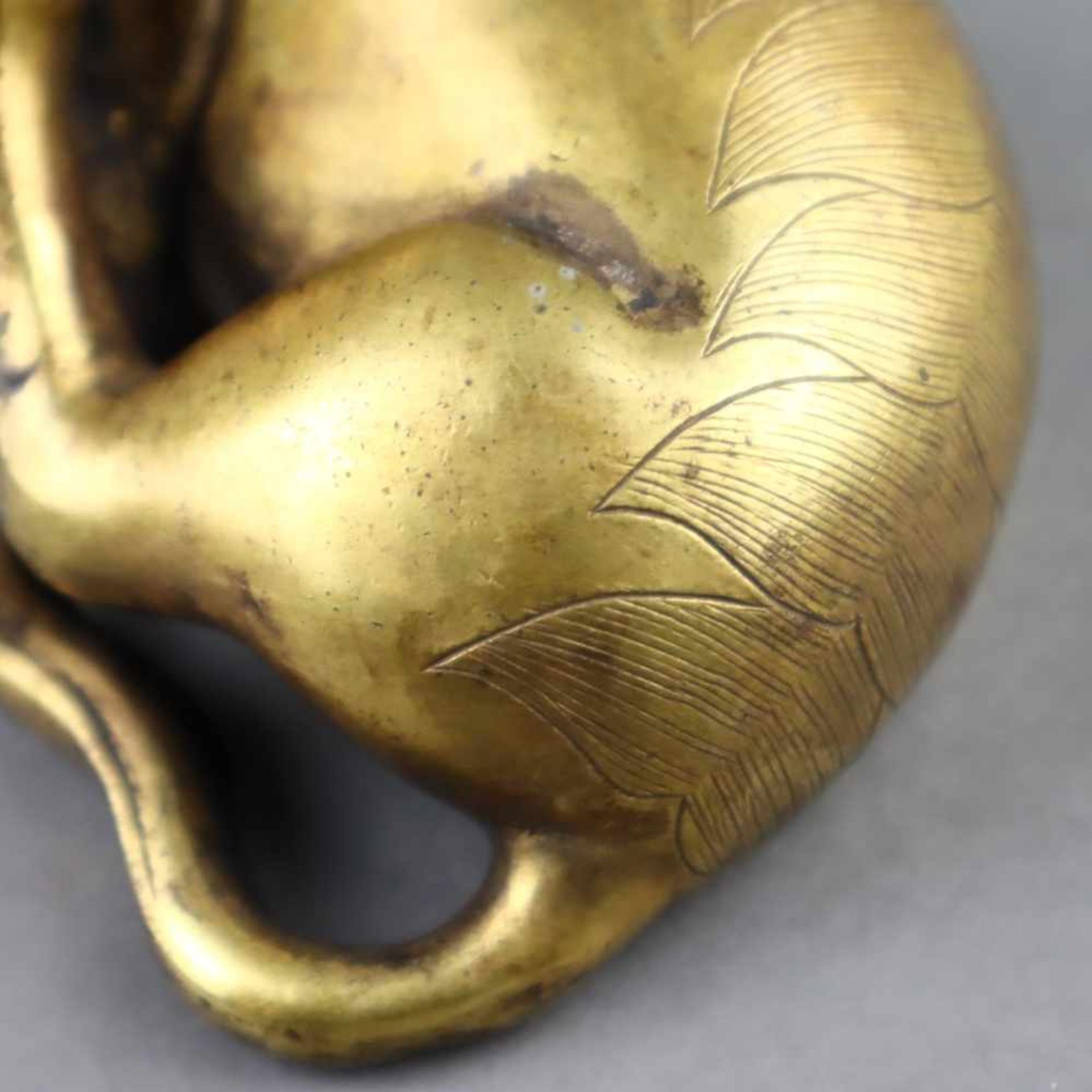 Bixie - China, Qing-Dynastie, Bronze-Hohlguss vergoldet, ziergraviert, Vergoldung teils berieben, - Bild 6 aus 8