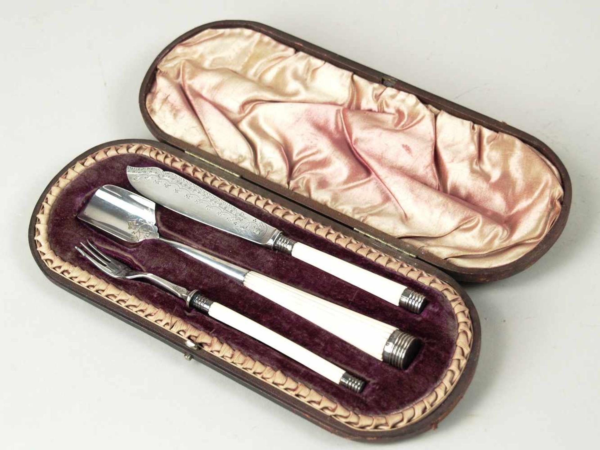 Vorlegebesteck- England, 3-tlg, bestehend aus Vorlegelöffel, Messer und Gabel, weißer Griff aus