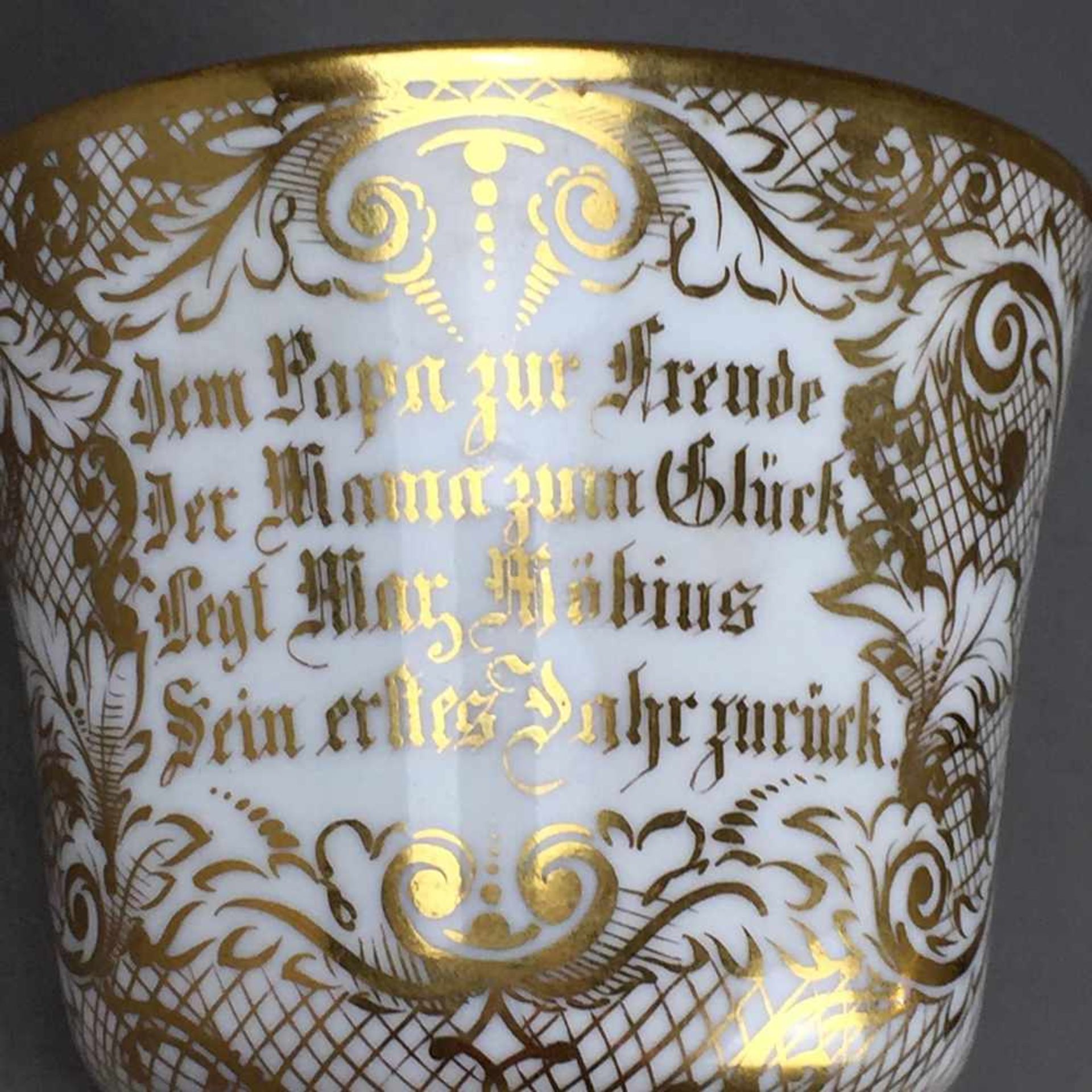 Andenkentasse mit Untertasse - 19. Jh., Porzellan, reicher Golddekor, Tasse innen vergoldet, - Bild 4 aus 6