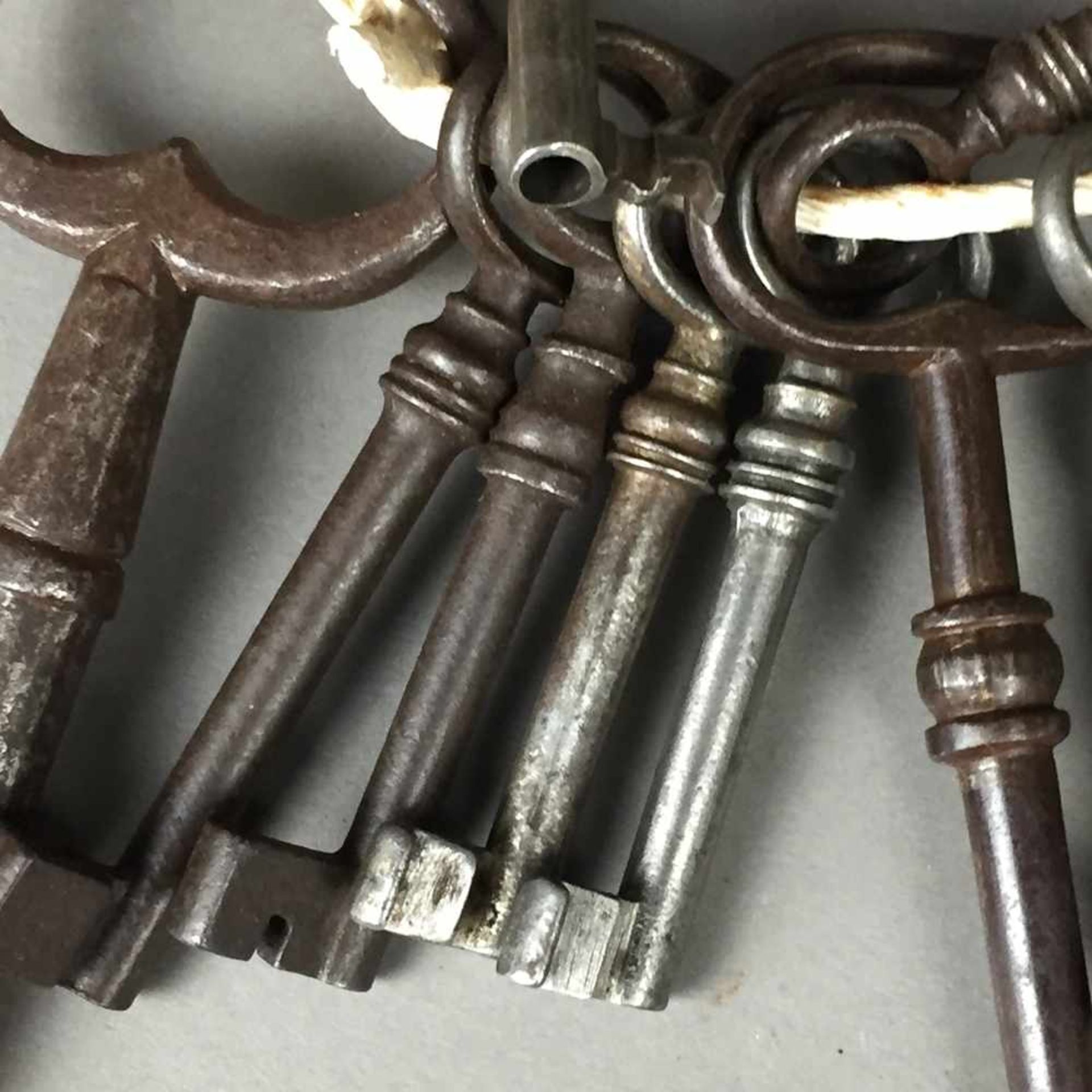 Konvolut von 22 Schlüsseln - 18./19. Jahrhundert, Eisen, unterschiedliche Ausformungen und Größen, - Bild 4 aus 7