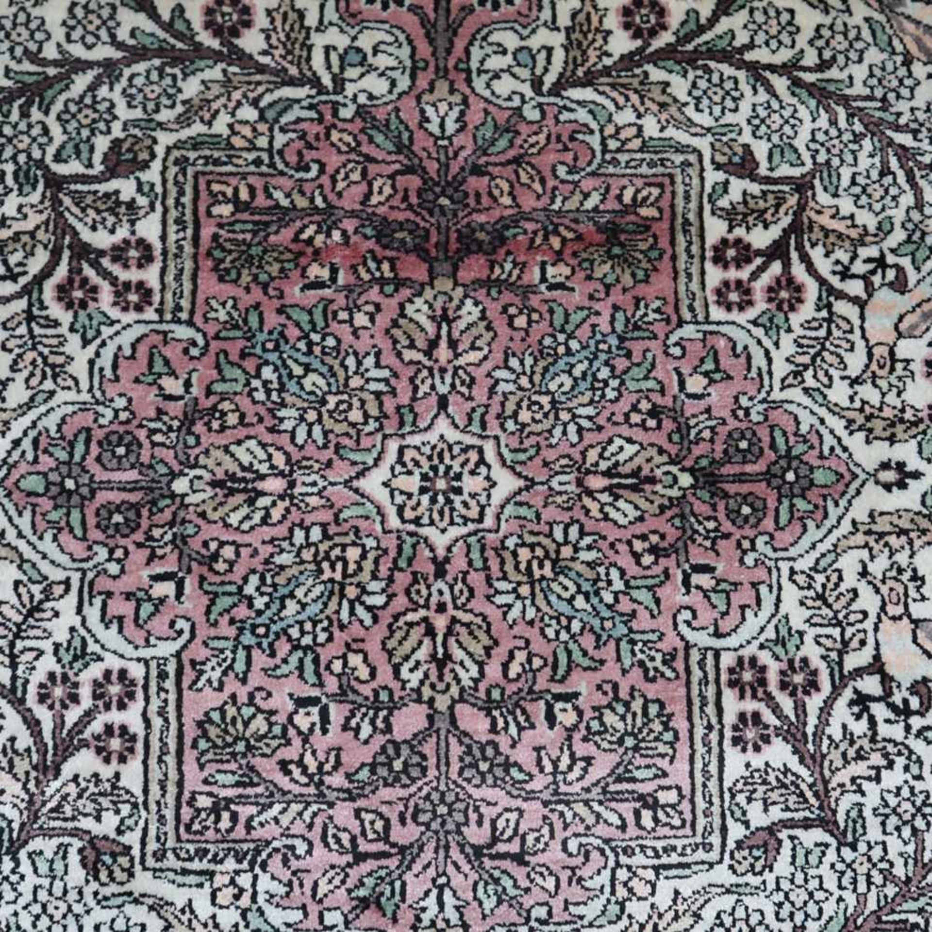 Orientteppich - Seidenteppich (wohl Kunstseide), Muster mit Pflanzen und Vögeln in zarten - Bild 8 aus 9