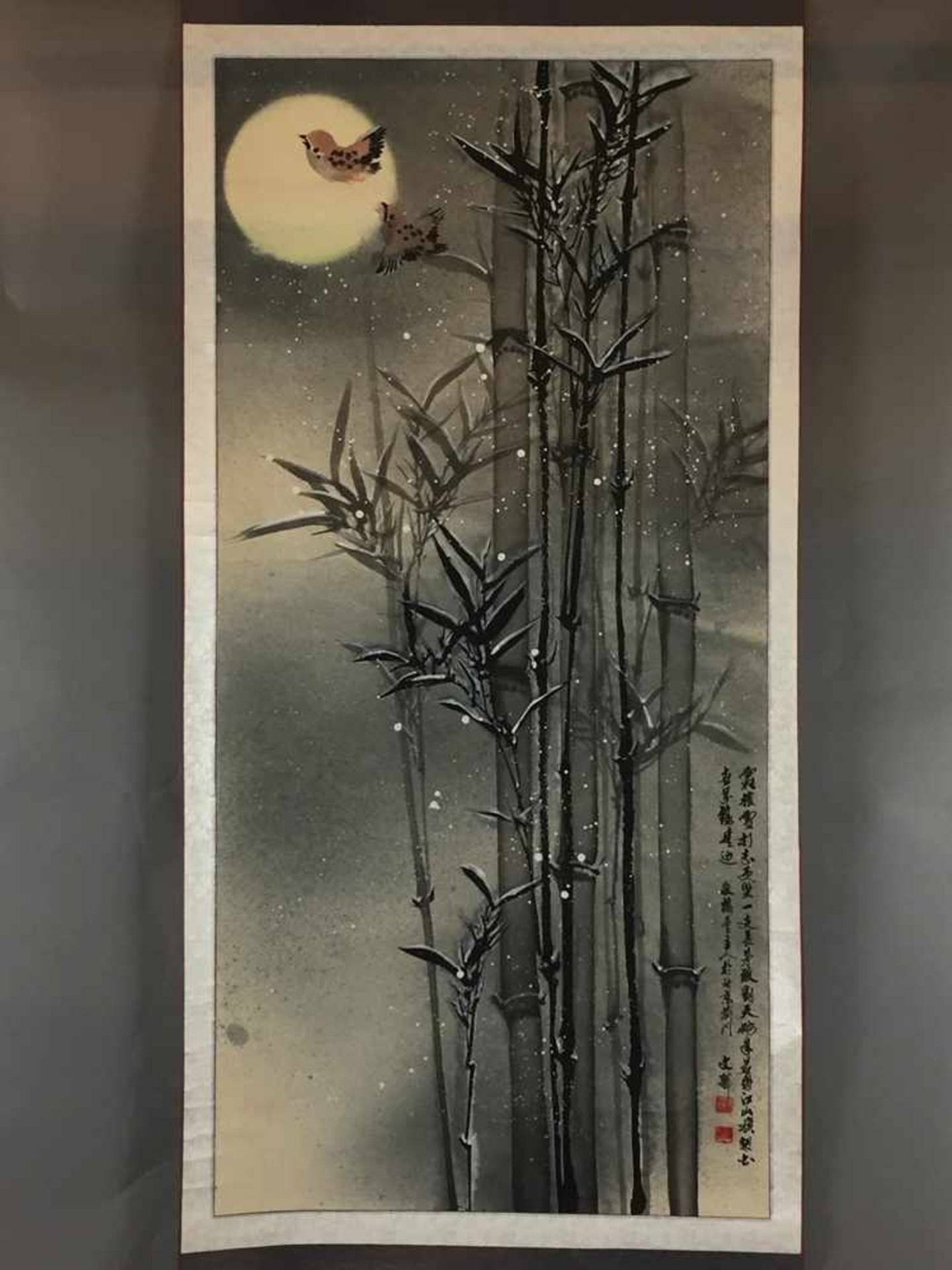 Chinesisches Rollbild - Vogelpaar mit Bambus bei Vollmond, Farben und Tusche auf Papier, in - Bild 2 aus 13