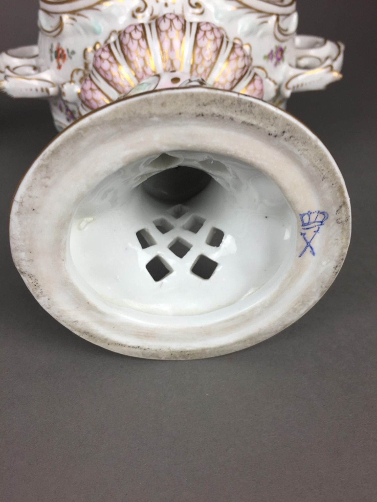 Paar Potpourri-Vasen - Porzellan, weiß glasiert, mehrfach profilierter hochschultriger Korpus auf - Bild 13 aus 13