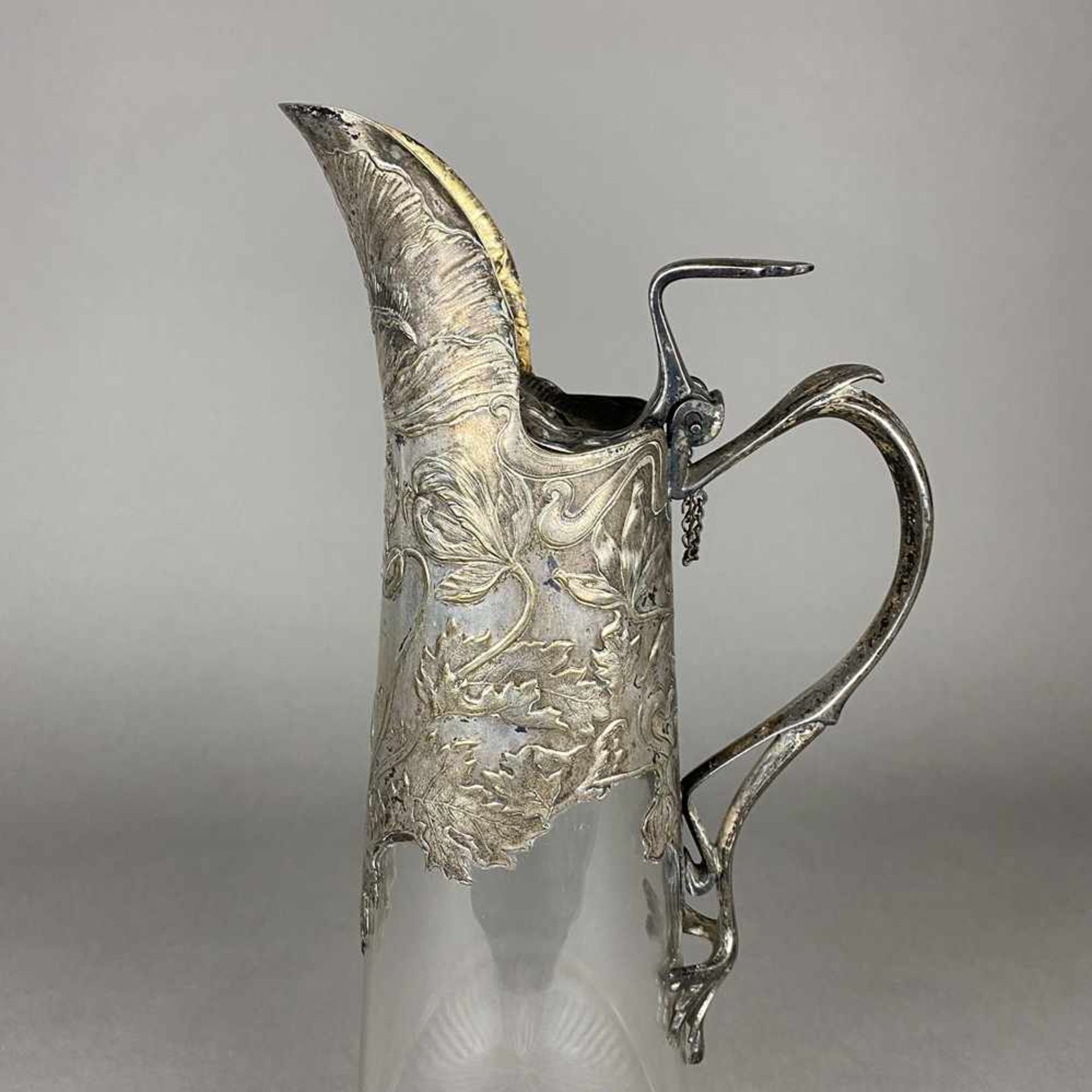 Jugendstil-Karaffe - Klarglas mit Metallmontierung, hohe konische Wandung mit sternförmigem - Bild 2 aus 9