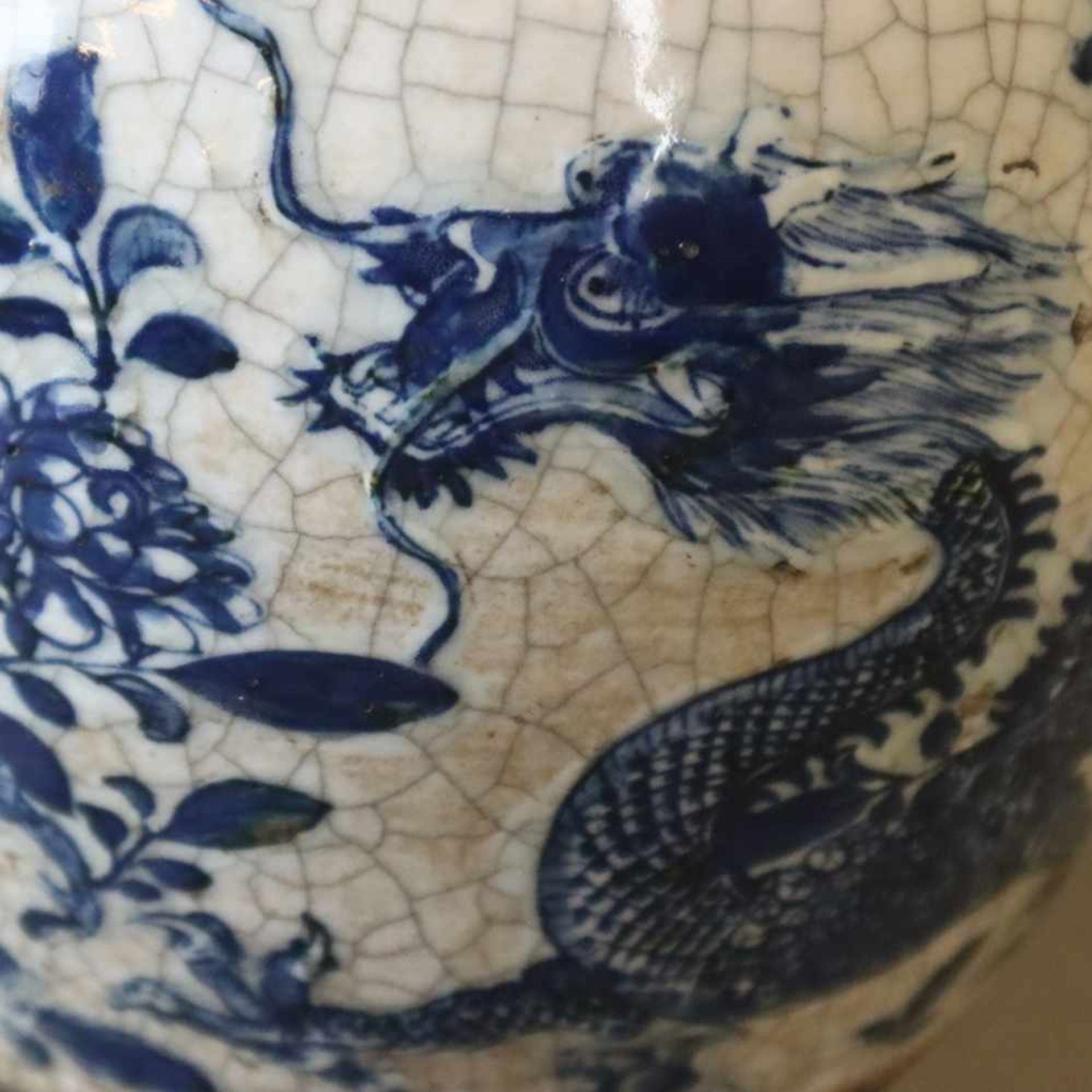 Balustervase - China, feine Handbemalung in Blau mit Drachen- und Blütenmotiven, gräuliche Glasur - Bild 8 aus 10