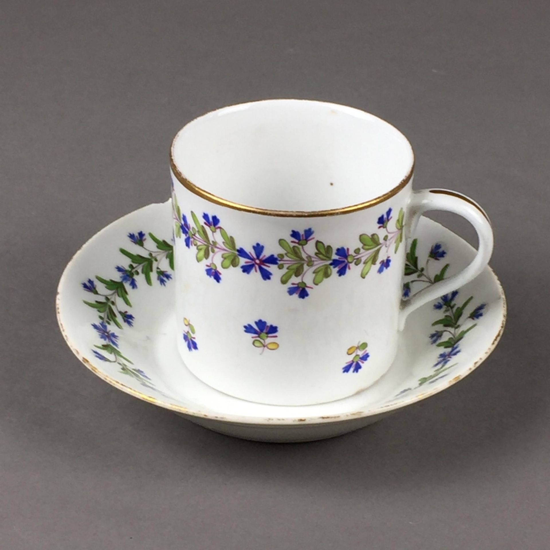 Tasse mit Untertasse mit Kornblumendekor - 18./19.Jh., Tasse mit Ritzmarke "W" (wohl Wallendorf),