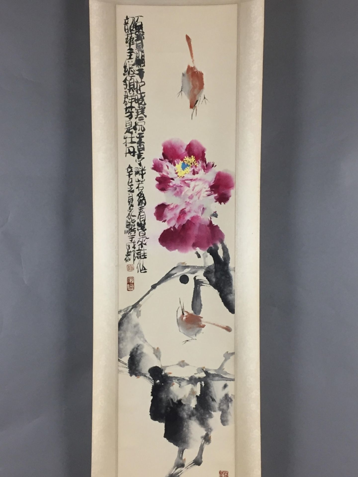 Chinesisches Rollbild - Blühender Baumzweig über felsigem Grund mit Vogelpaar, leichte Farben und - Bild 2 aus 13