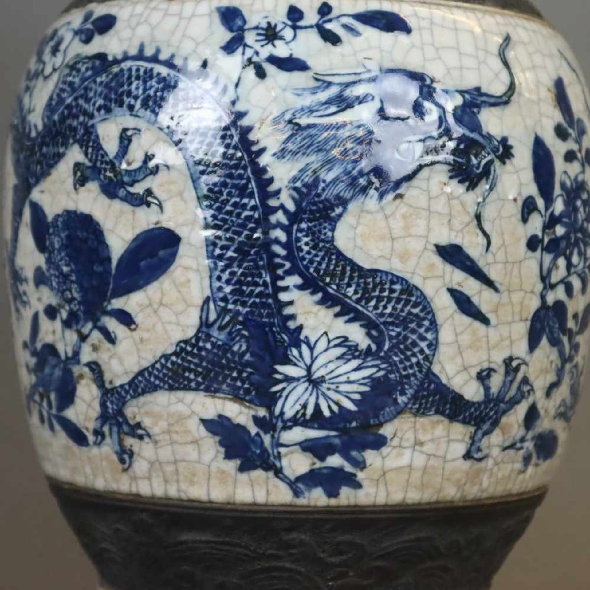 Balustervase - China, feine Handbemalung in Blau mit Drachen- und Blütenmotiven, gräuliche Glasur - Bild 6 aus 10