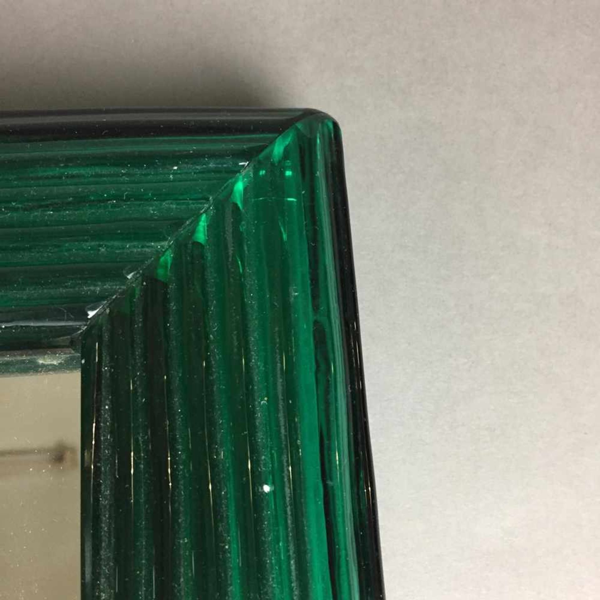 Tischspiegel - schwerer Standspiegel mit ausklappbarem Metallständer, grün getönter geriefelter - Bild 2 aus 4