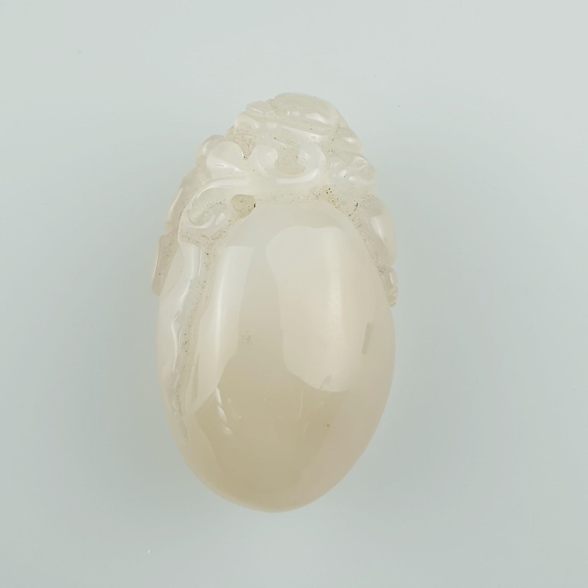 Jadeschnitzerei - China, gräulich weiße Jade, feinpoliert, in Kieselform mit durchbrochen