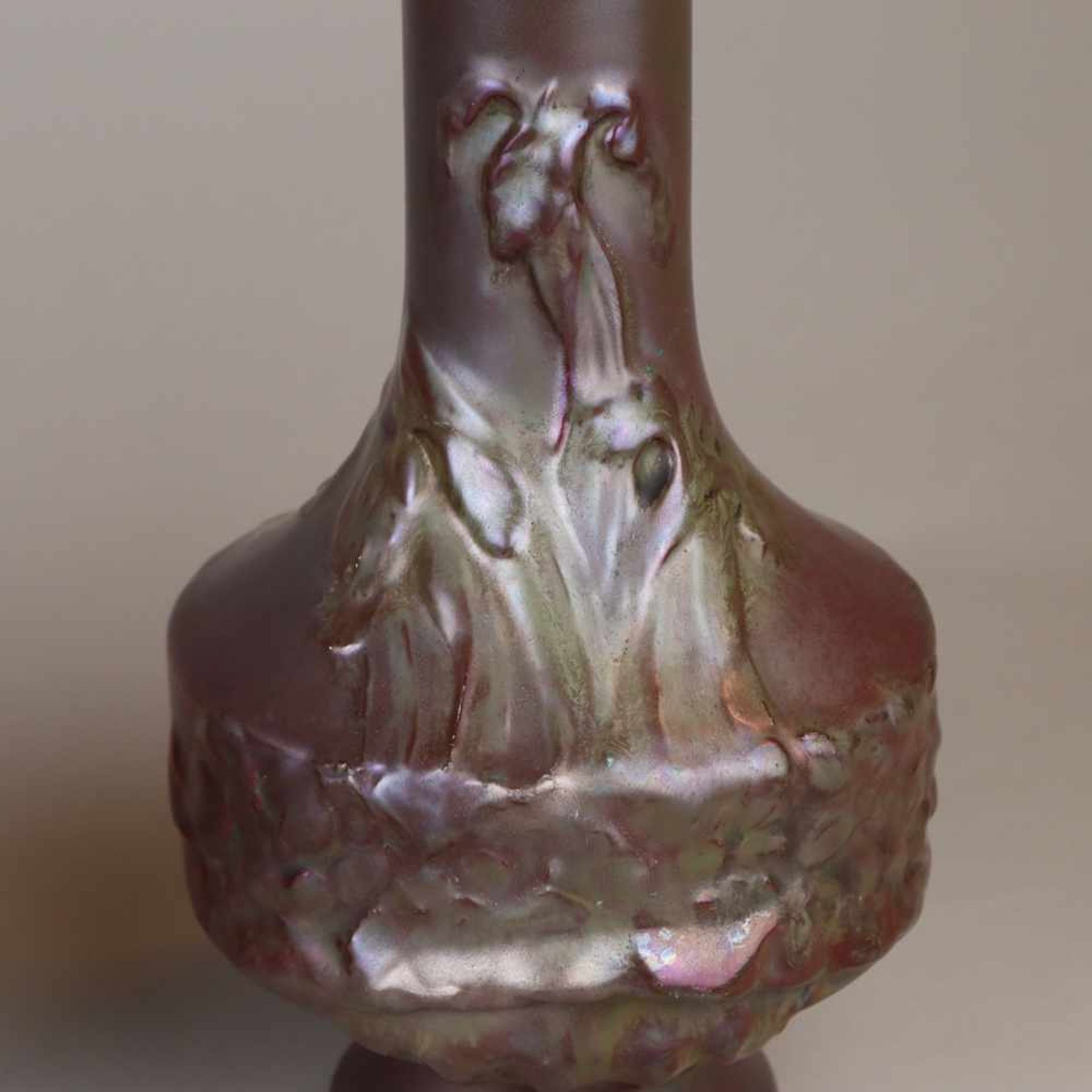 Paar Jugendstil-Vasen - Keramik, violett glasiert, irisiert, floraler Reliefdekor, an der Bodenseite - Bild 5 aus 6
