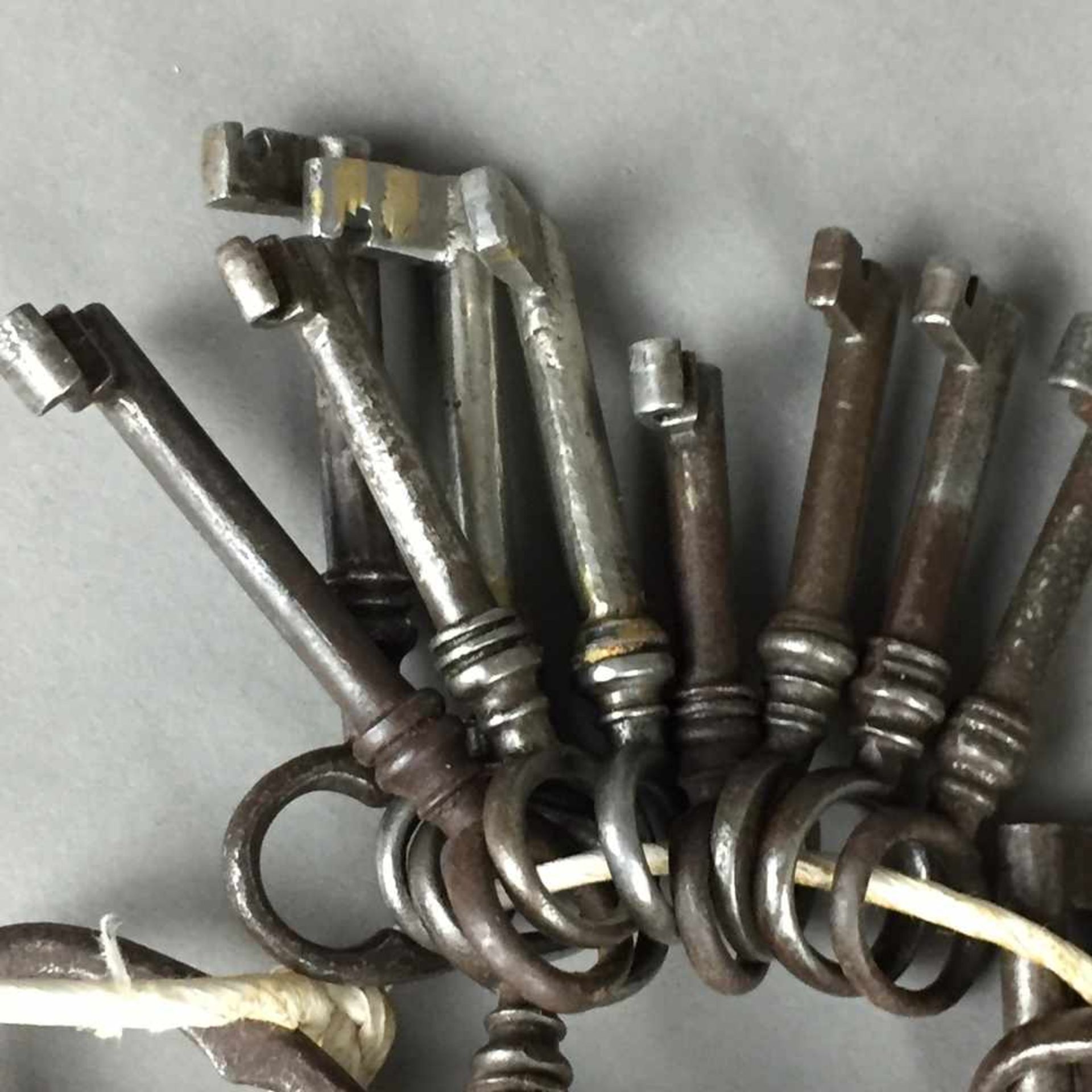 Konvolut von 22 Schlüsseln - 18./19. Jahrhundert, Eisen, unterschiedliche Ausformungen und Größen, - Bild 3 aus 7