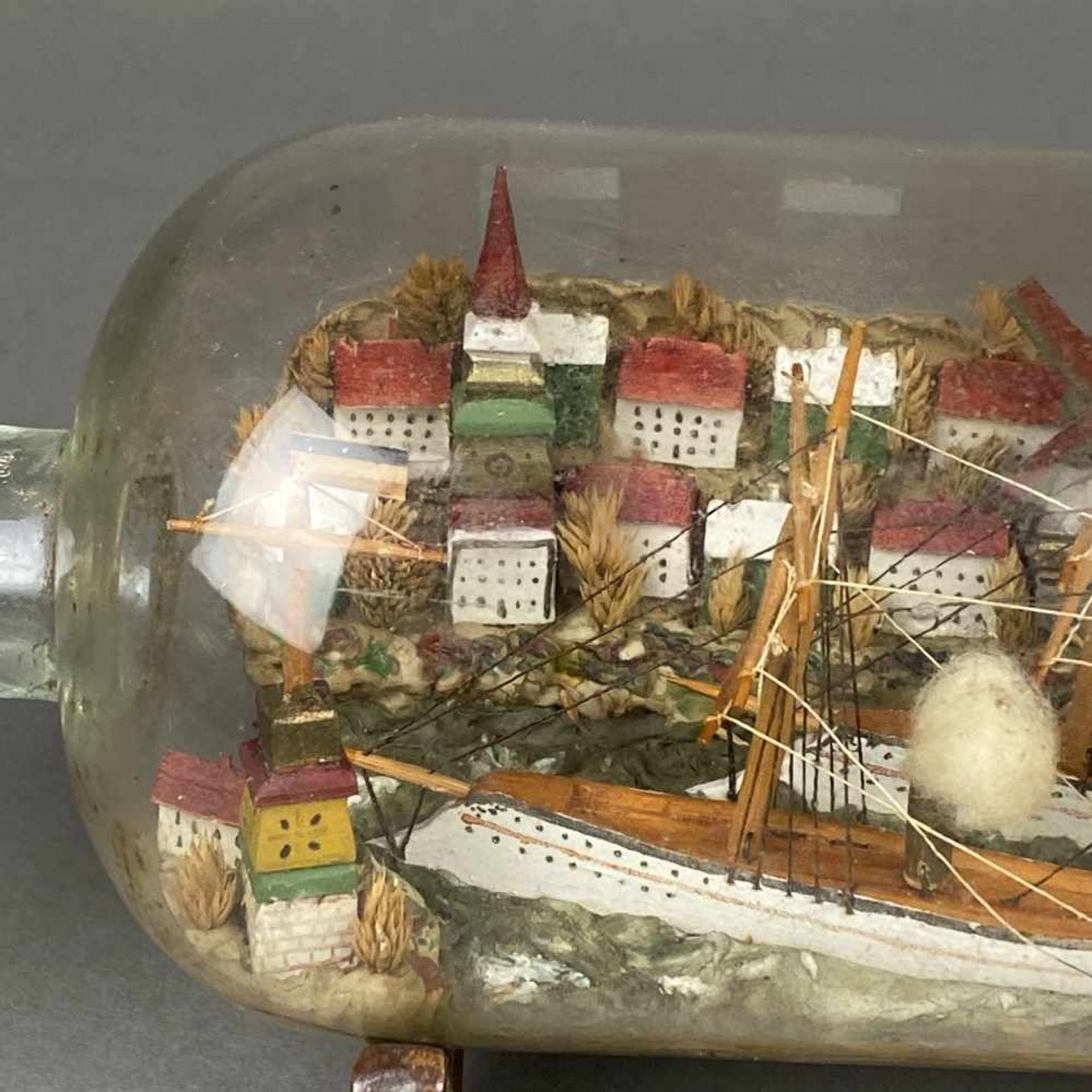 Buddelschiff - Glas/Holz/Masse/etc., bemalt, in farbloser Glasflasche zwei Segeldampfer auf - Bild 2 aus 6