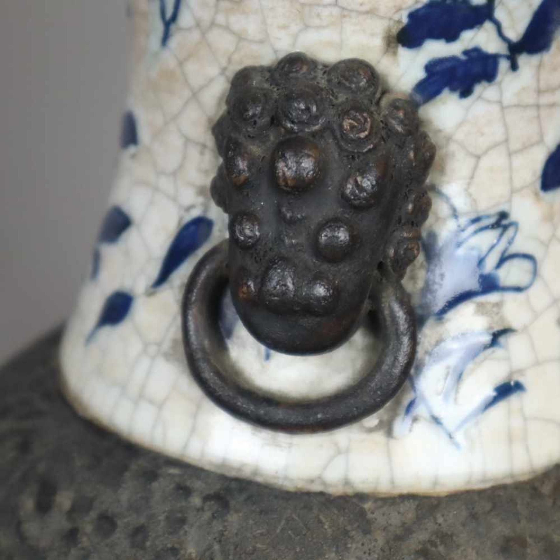 Balustervase - China, feine Handbemalung in Blau mit Drachen- und Blütenmotiven, gräuliche Glasur - Bild 4 aus 10