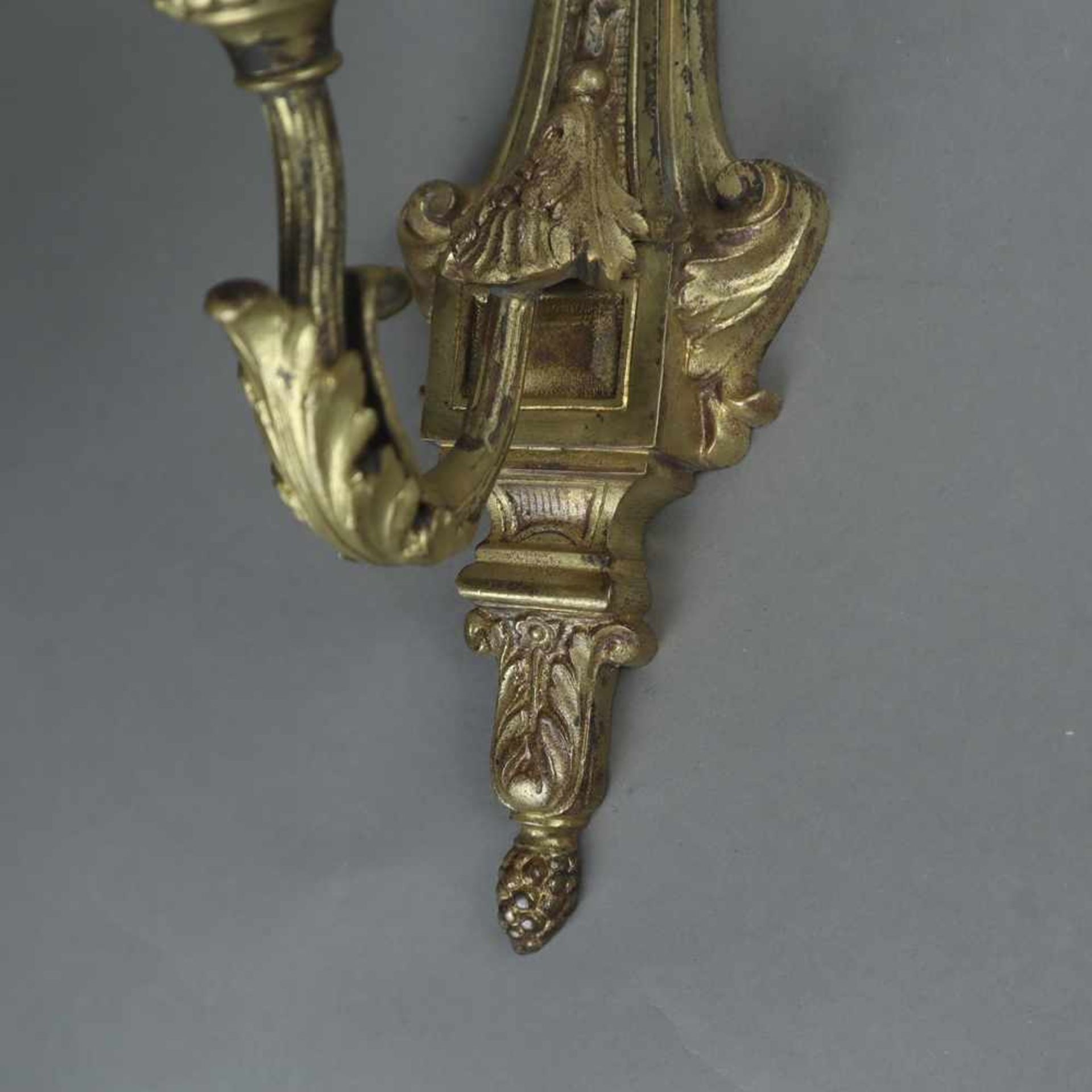 Zwei Wandlampen - Frankreich, wohl Bronzelegierung vergoldet, florale Opalglas-Schirme, 1x 1- - Bild 6 aus 7