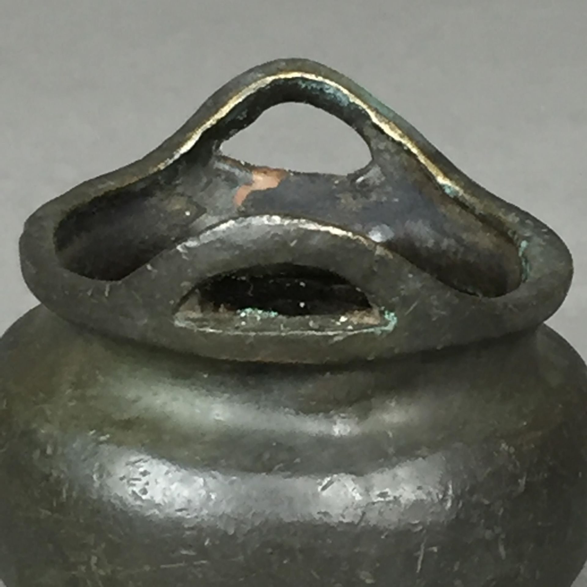Miniatur-Weihrauchbrenner - China, Bronze, gebauchte Wandung auf drei Füßen, Handhaben als Schlaufen - Bild 3 aus 6