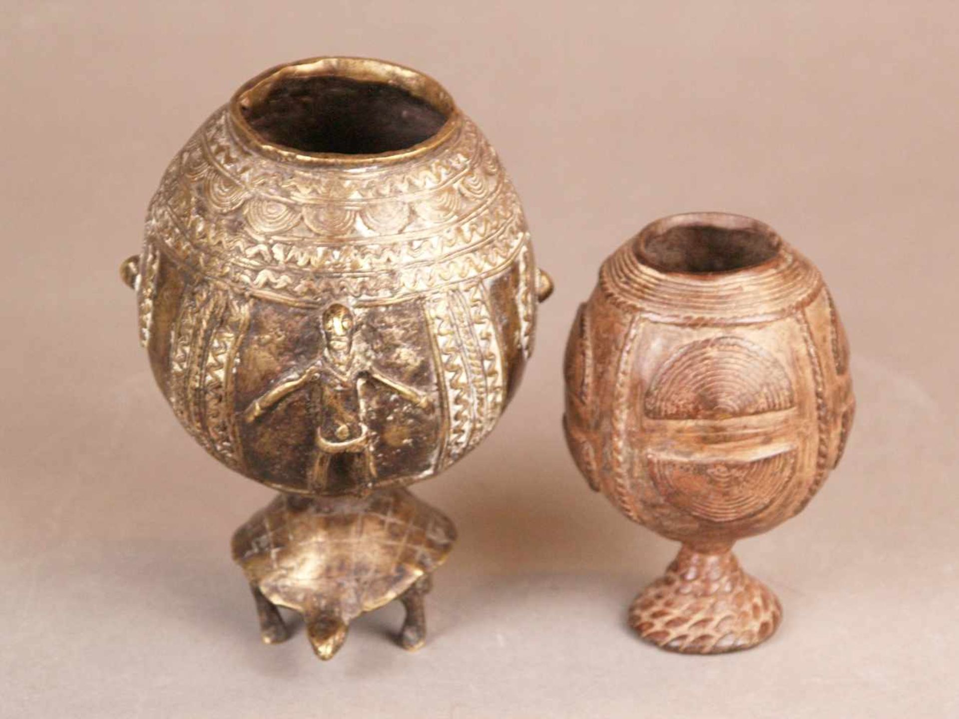Zwei Gefäße - Ashanti, Ghana, Bronze, verschiedene Größen und Ausführungen, ovoide Form auf