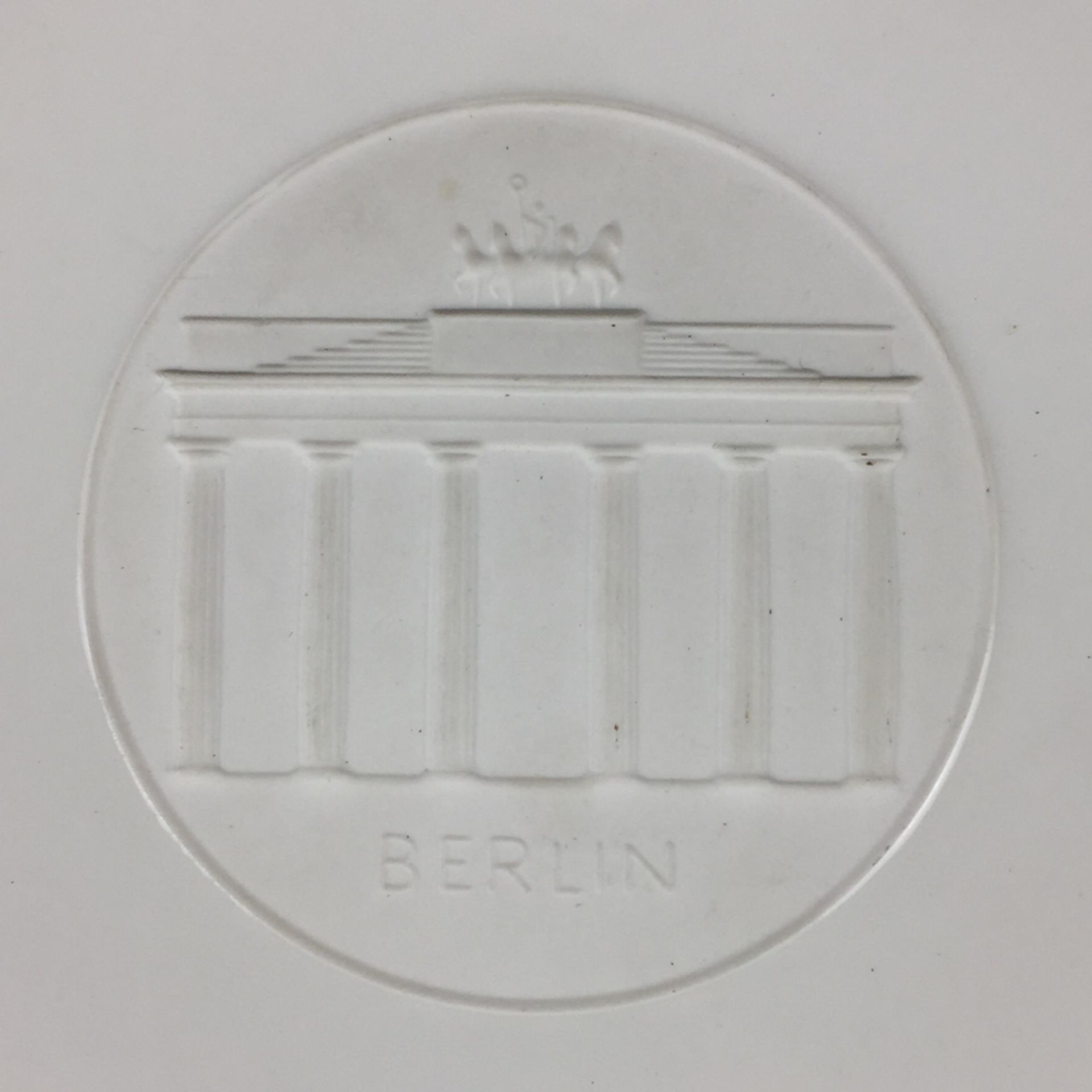 Wandteller "Brandenburger Tor" KPM Berlin - Weißporzellan, im Spiegel Medaillon mit flacher - Bild 2 aus 3