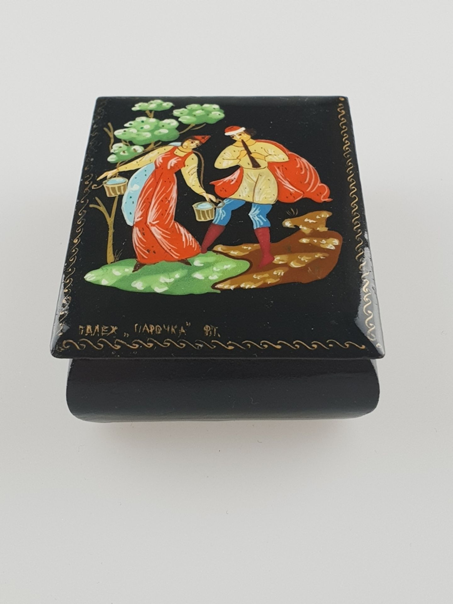 Russische Lackdose - Palech, 20. Jh., rechteckige Form, Holz, schwarz lackiert, Deckel polychrom - Bild 2 aus 5