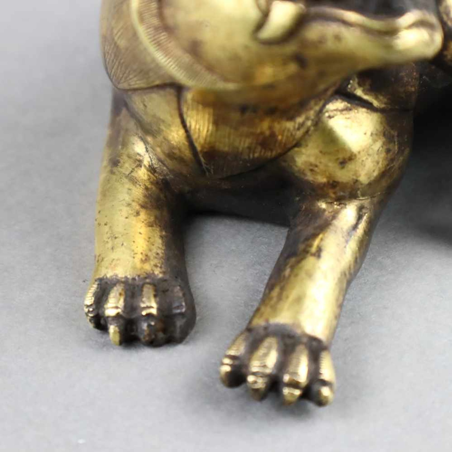 Bixie - China, Qing-Dynastie, Bronze-Hohlguss vergoldet, ziergraviert, Vergoldung teils berieben, - Bild 5 aus 8
