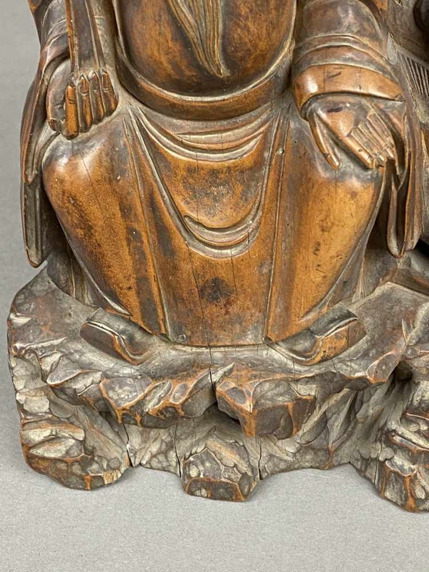 Daoistischer Unsterblicher mit Ruyi-Zepter - China, späte Qing-Dynastie, feine Holzschnitzerei, - Bild 6 aus 8