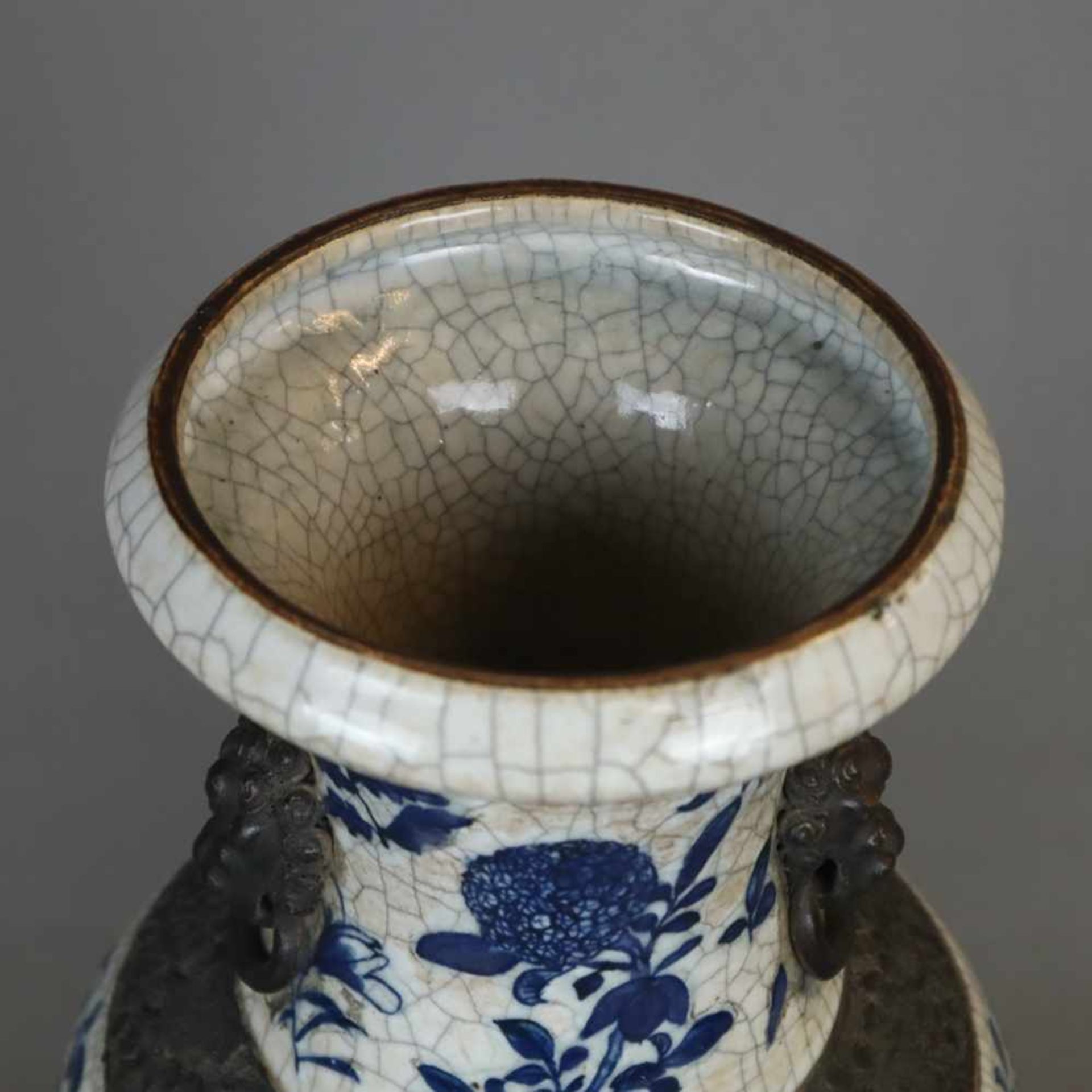 Balustervase - China, feine Handbemalung in Blau mit Drachen- und Blütenmotiven, gräuliche Glasur - Bild 2 aus 10