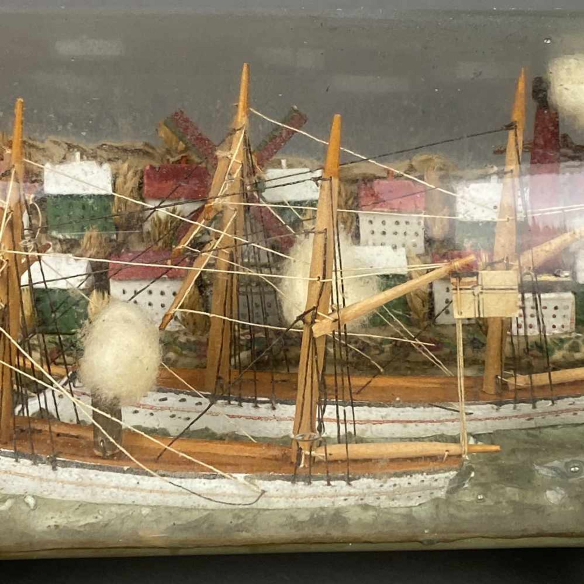 Buddelschiff - Glas/Holz/Masse/etc., bemalt, in farbloser Glasflasche zwei Segeldampfer auf - Bild 4 aus 6