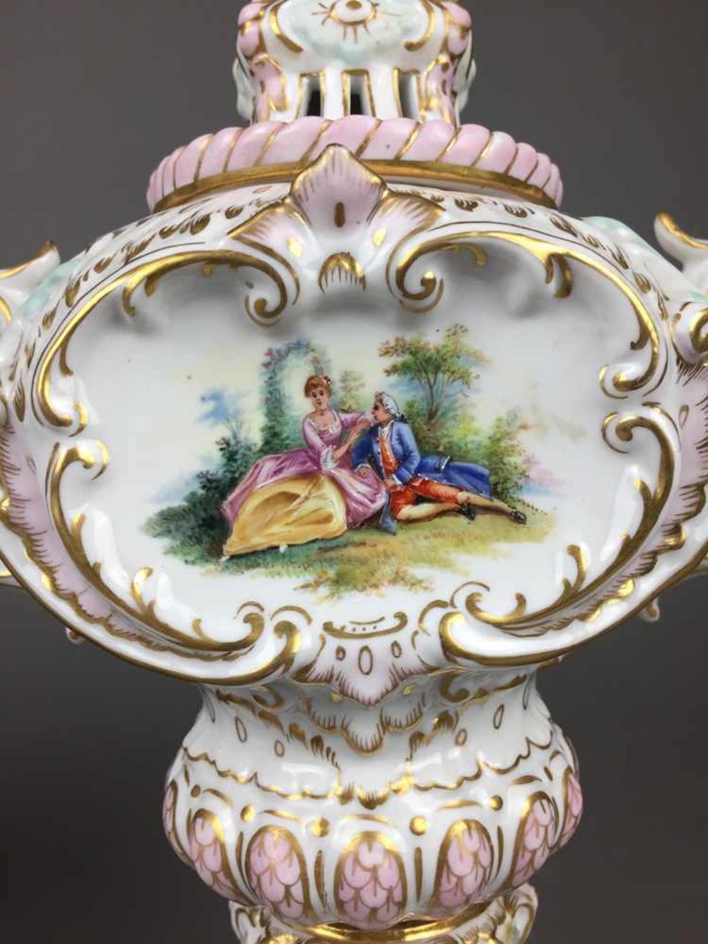 Paar Potpourri-Vasen - Porzellan, weiß glasiert, mehrfach profilierter hochschultriger Korpus auf - Bild 3 aus 13