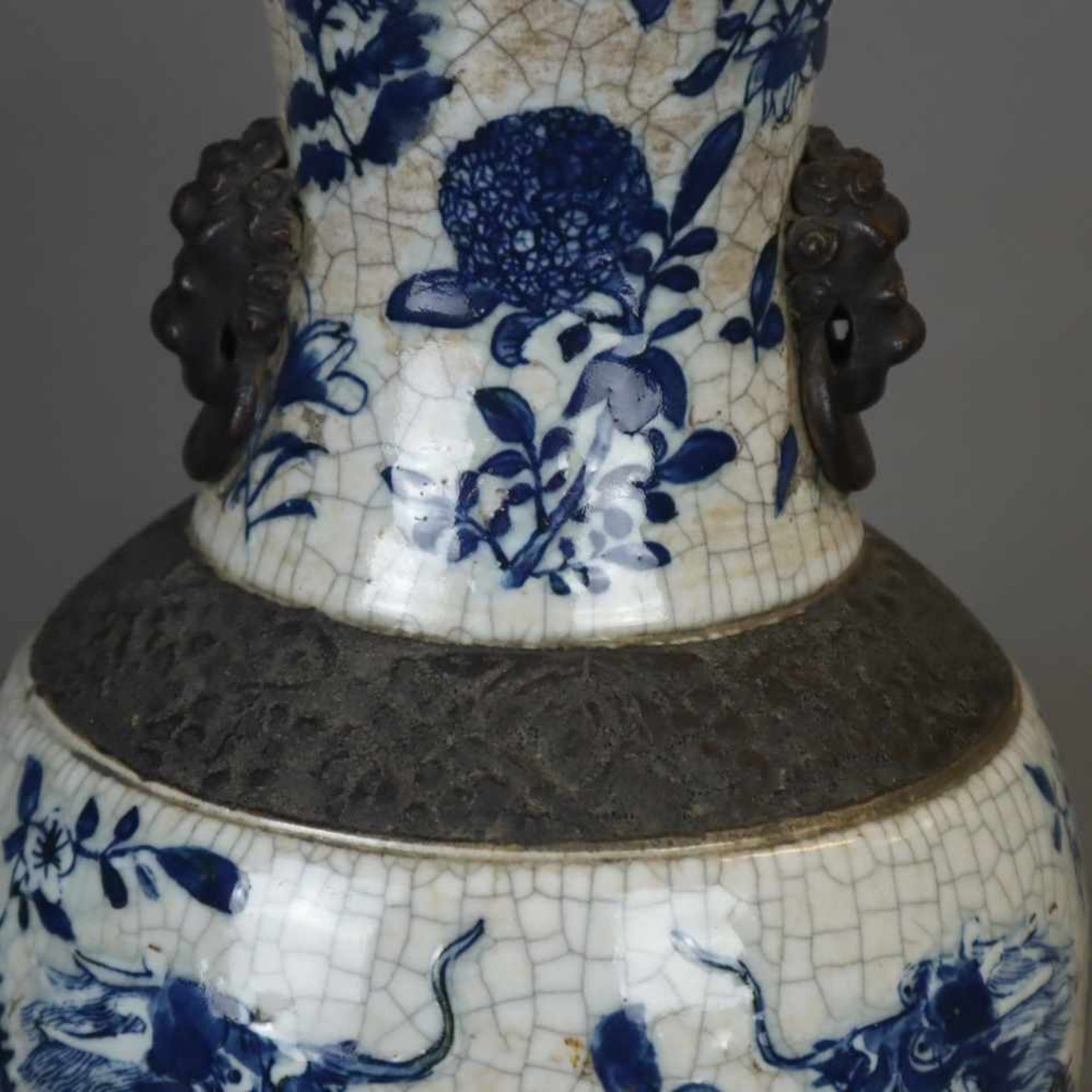 Balustervase - China, feine Handbemalung in Blau mit Drachen- und Blütenmotiven, gräuliche Glasur - Bild 3 aus 10
