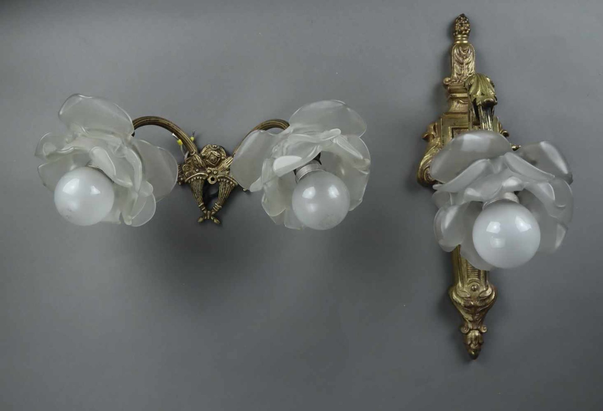 Zwei Wandlampen - Frankreich, wohl Bronzelegierung vergoldet, florale Opalglas-Schirme, 1x 1-