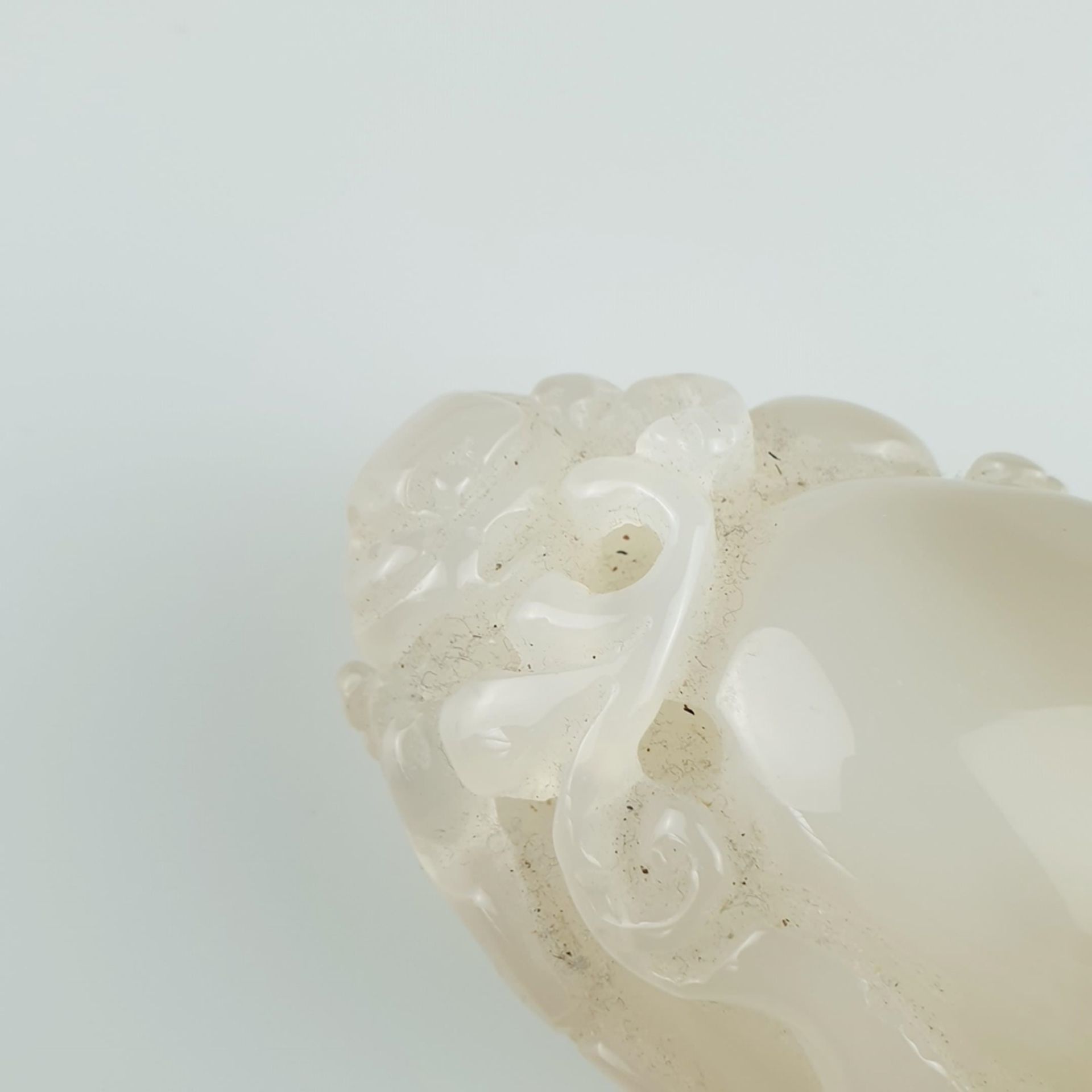 Jadeschnitzerei - China, gräulich weiße Jade, feinpoliert, in Kieselform mit durchbrochen - Bild 2 aus 4
