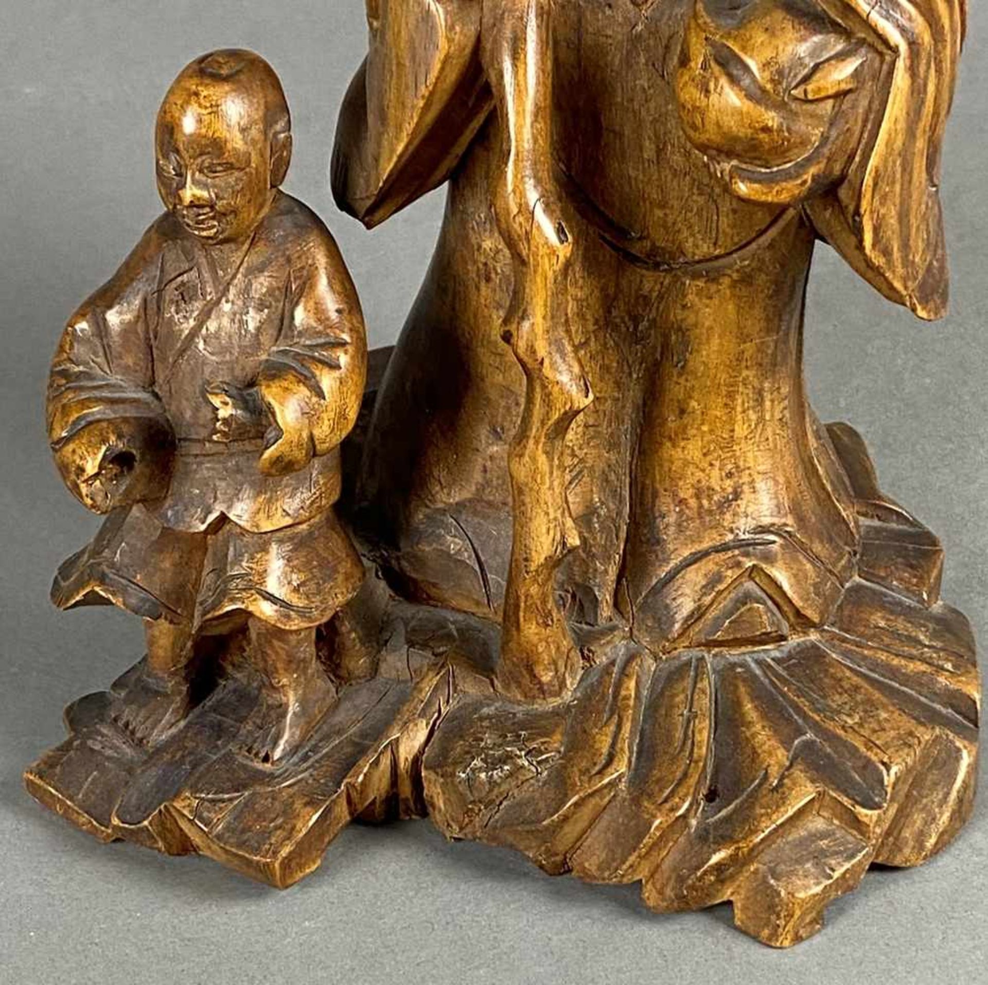 Shoulao mit Dienerknaben - China, Qing-Dynastie, 18./19.Jh., sehr feine Holzschnitzerei, stehend, in - Bild 6 aus 8