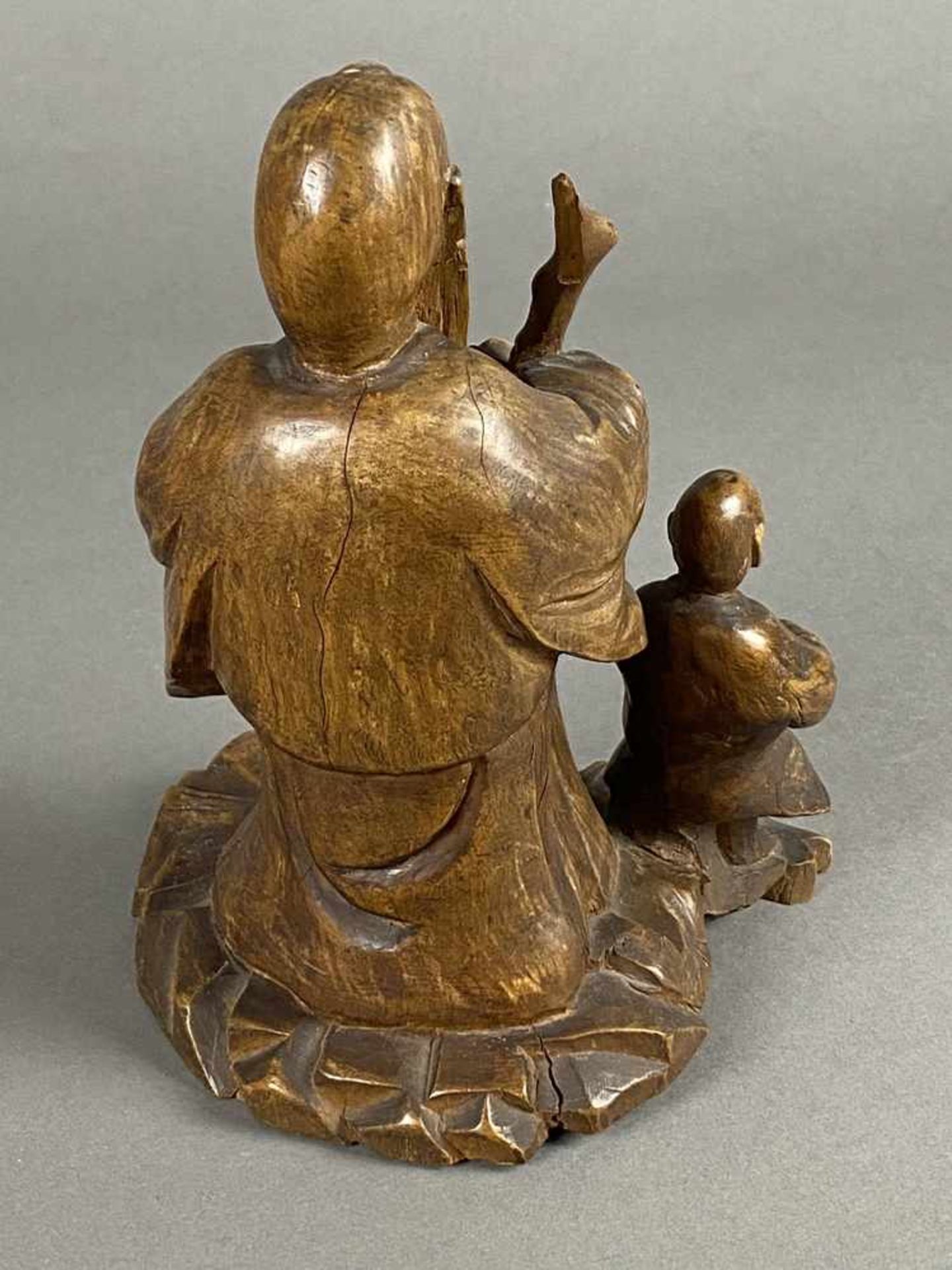 Shoulao mit Dienerknaben - China, Qing-Dynastie, 18./19.Jh., sehr feine Holzschnitzerei, stehend, in - Bild 7 aus 8