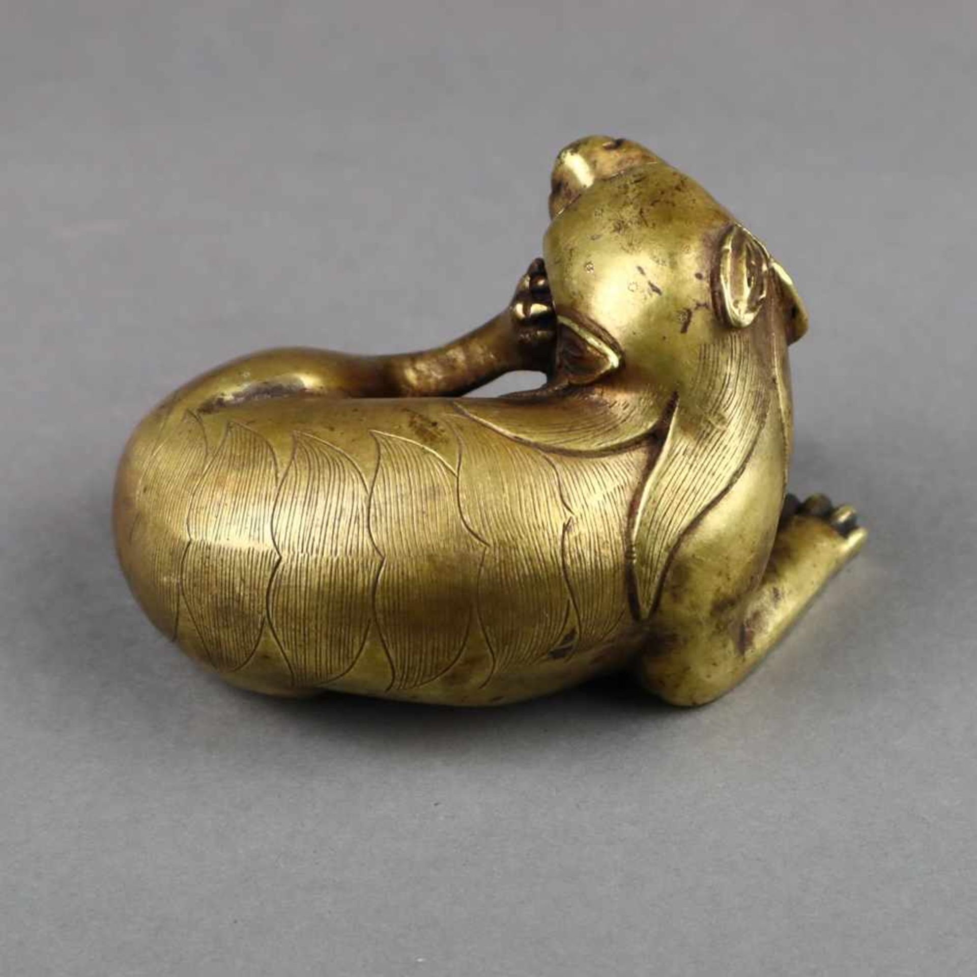 Bixie - China, Qing-Dynastie, Bronze-Hohlguss vergoldet, ziergraviert, Vergoldung teils berieben, - Bild 2 aus 8