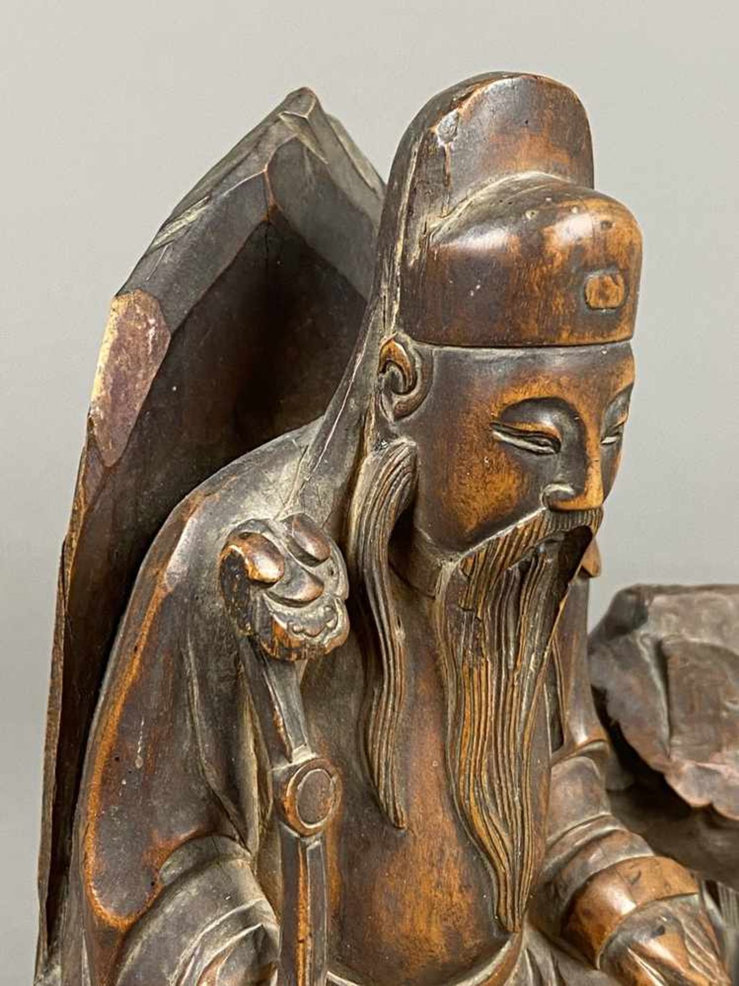 Daoistischer Unsterblicher mit Ruyi-Zepter - China, späte Qing-Dynastie, feine Holzschnitzerei, - Bild 3 aus 8