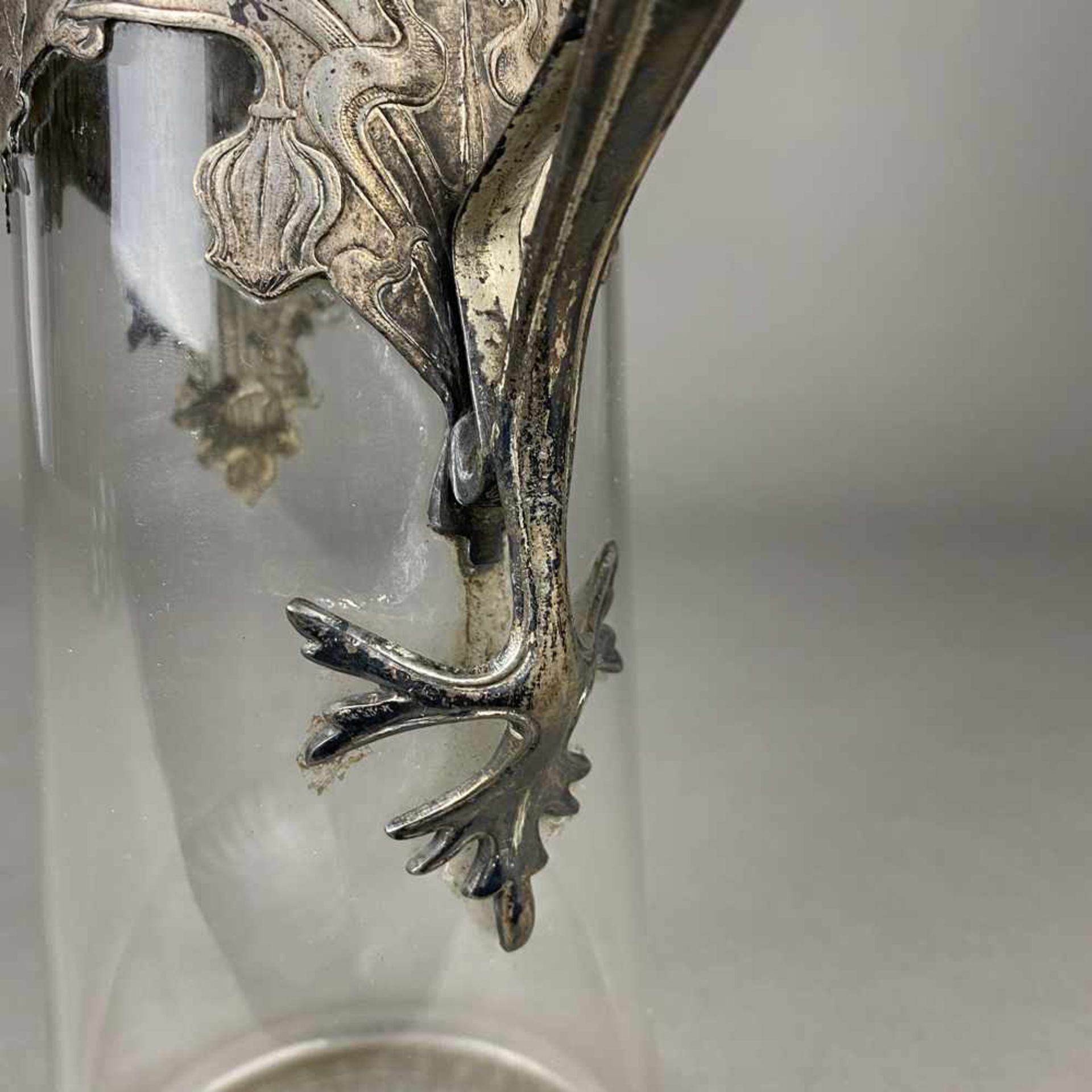 Jugendstil-Karaffe - Klarglas mit Metallmontierung, hohe konische Wandung mit sternförmigem - Bild 8 aus 9
