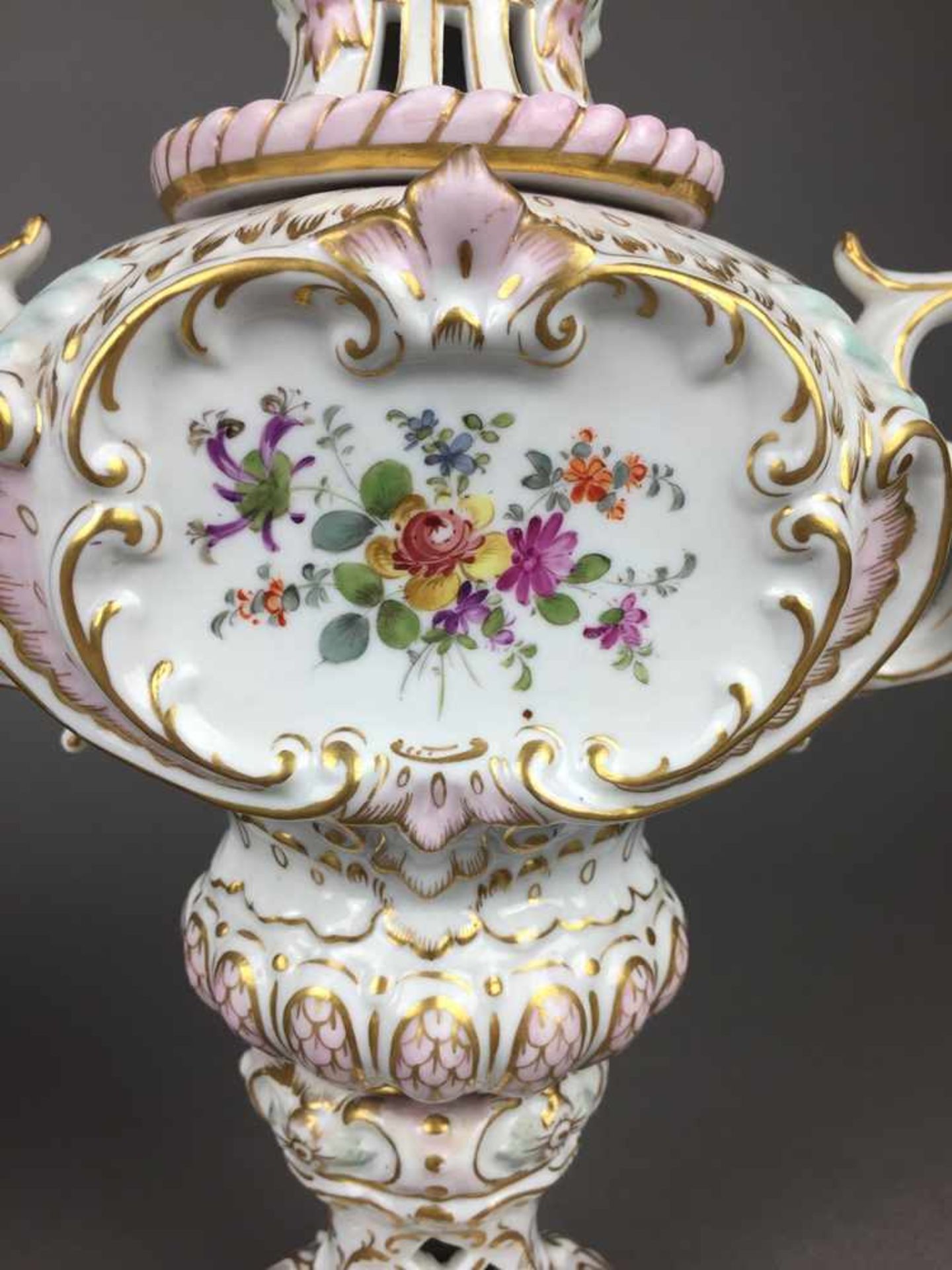 Paar Potpourri-Vasen - Porzellan, weiß glasiert, mehrfach profilierter hochschultriger Korpus auf - Bild 7 aus 13