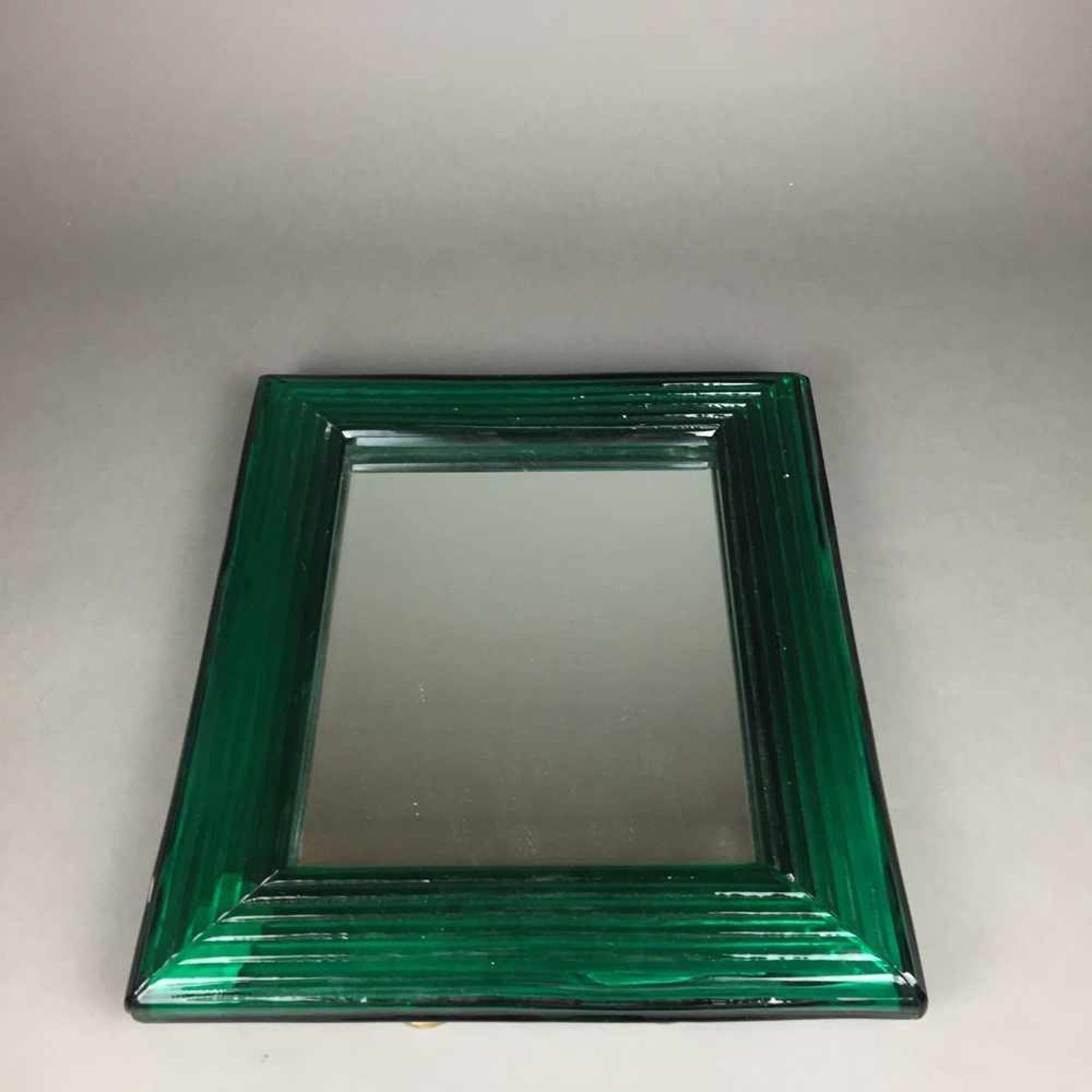 Tischspiegel - schwerer Standspiegel mit ausklappbarem Metallständer, grün getönter geriefelter