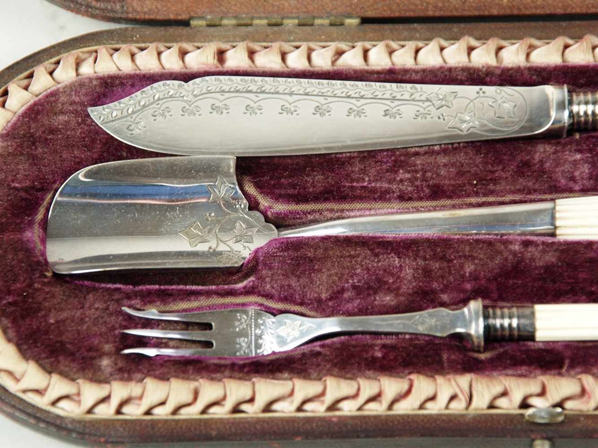 Vorlegebesteck- England, 3-tlg, bestehend aus Vorlegelöffel, Messer und Gabel, weißer Griff aus - Bild 2 aus 2