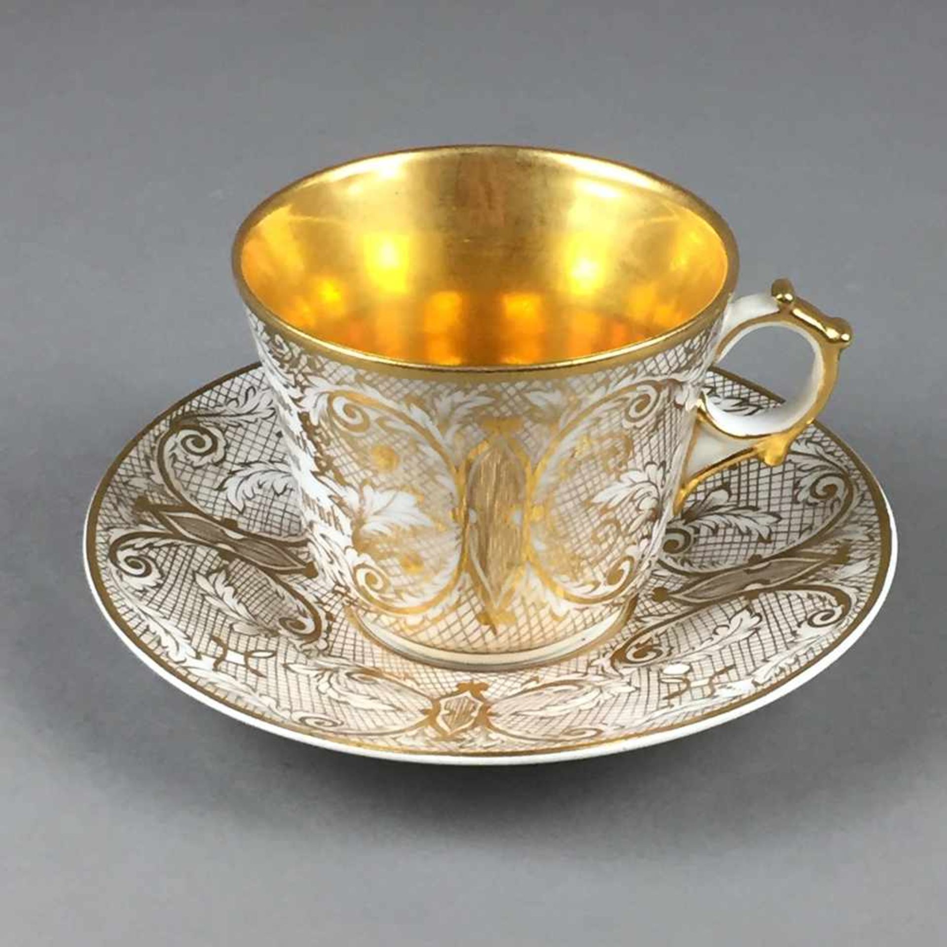 Andenkentasse mit Untertasse - 19. Jh., Porzellan, reicher Golddekor, Tasse innen vergoldet,