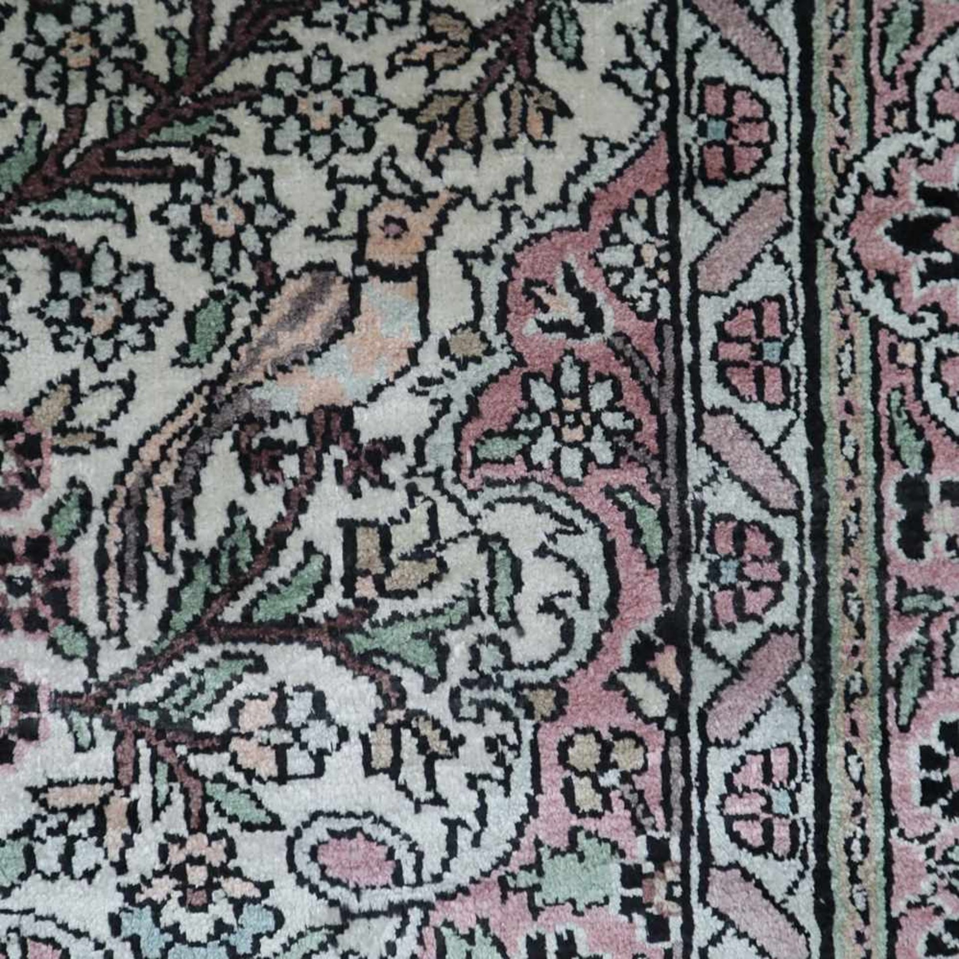 Orientteppich - Seidenteppich (wohl Kunstseide), Muster mit Pflanzen und Vögeln in zarten - Bild 4 aus 9