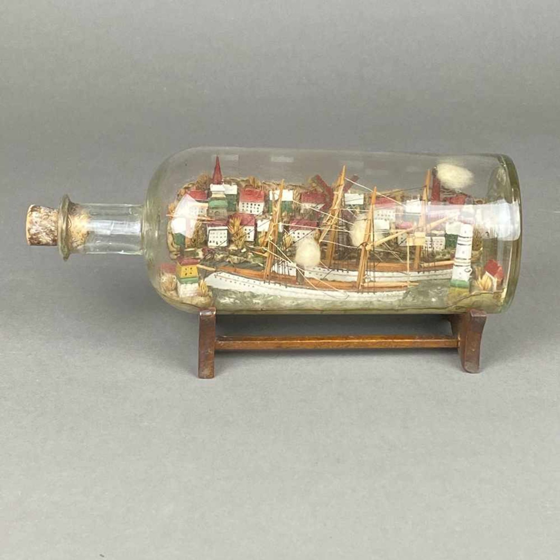 Buddelschiff - Glas/Holz/Masse/etc., bemalt, in farbloser Glasflasche zwei Segeldampfer auf