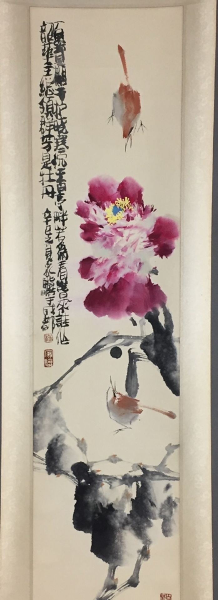 Chinesisches Rollbild - Blühender Baumzweig über felsigem Grund mit Vogelpaar, leichte Farben und