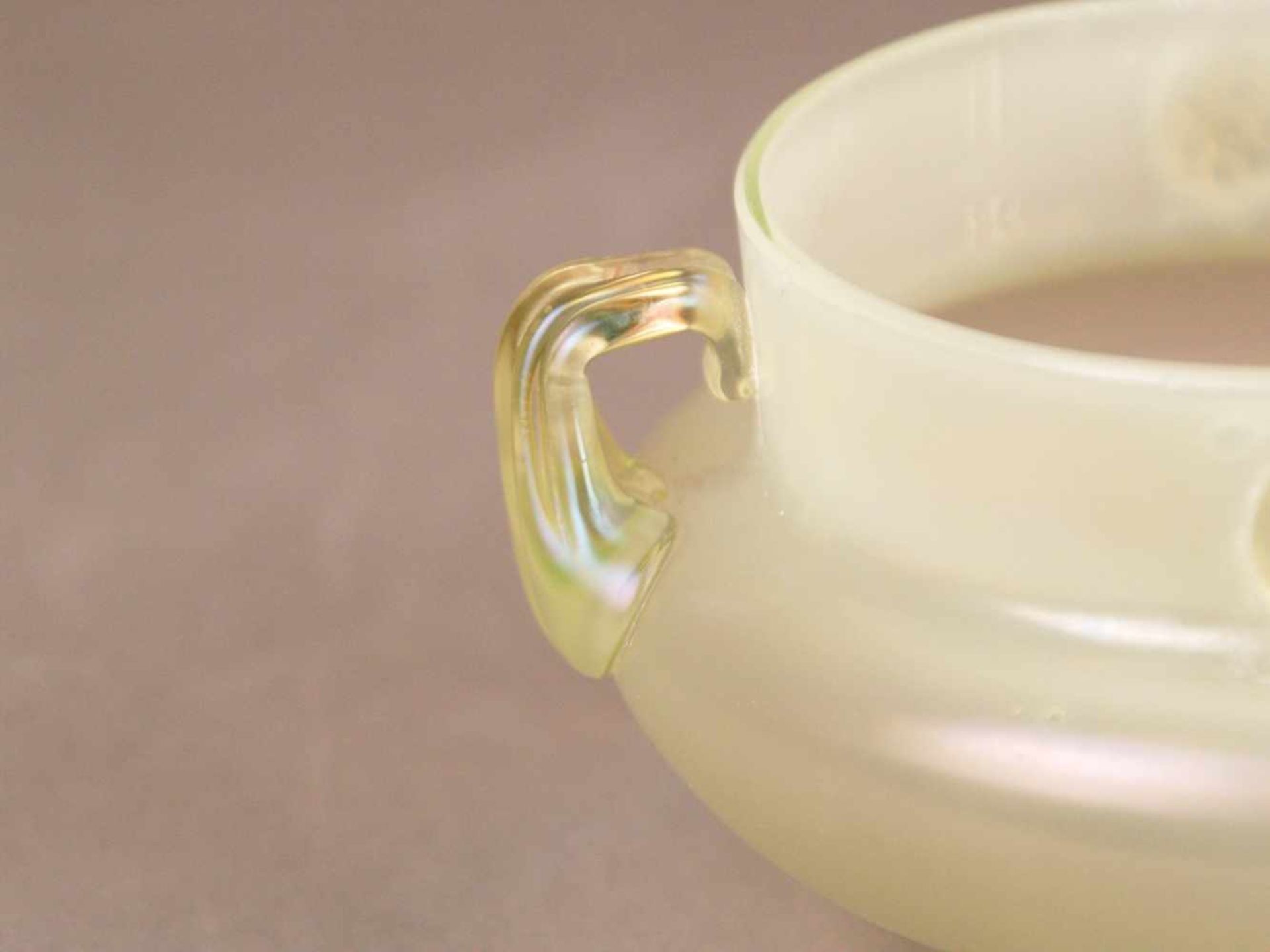 Kleine Vase und Henkelschale - irisiertes Glas, mundgeblasen, beide auf rundem Stand, Boden mit - Bild 4 aus 7