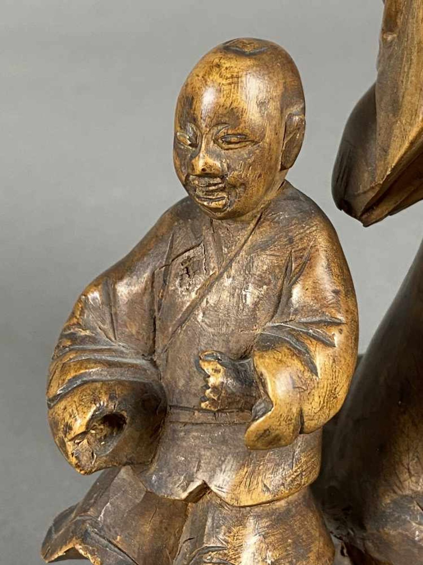 Shoulao mit Dienerknaben - China, Qing-Dynastie, 18./19.Jh., sehr feine Holzschnitzerei, stehend, in - Bild 5 aus 8