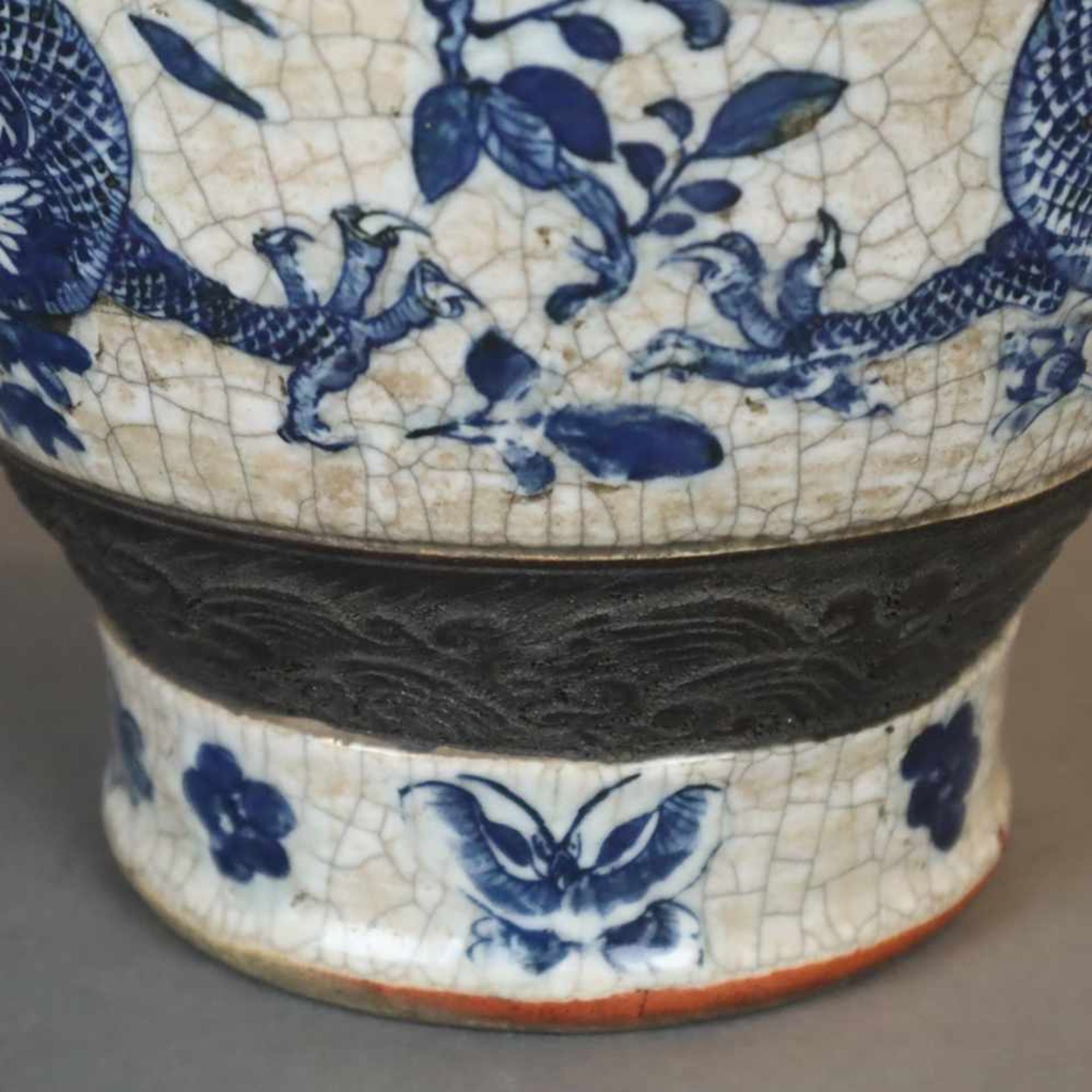 Balustervase - China, feine Handbemalung in Blau mit Drachen- und Blütenmotiven, gräuliche Glasur - Bild 9 aus 10